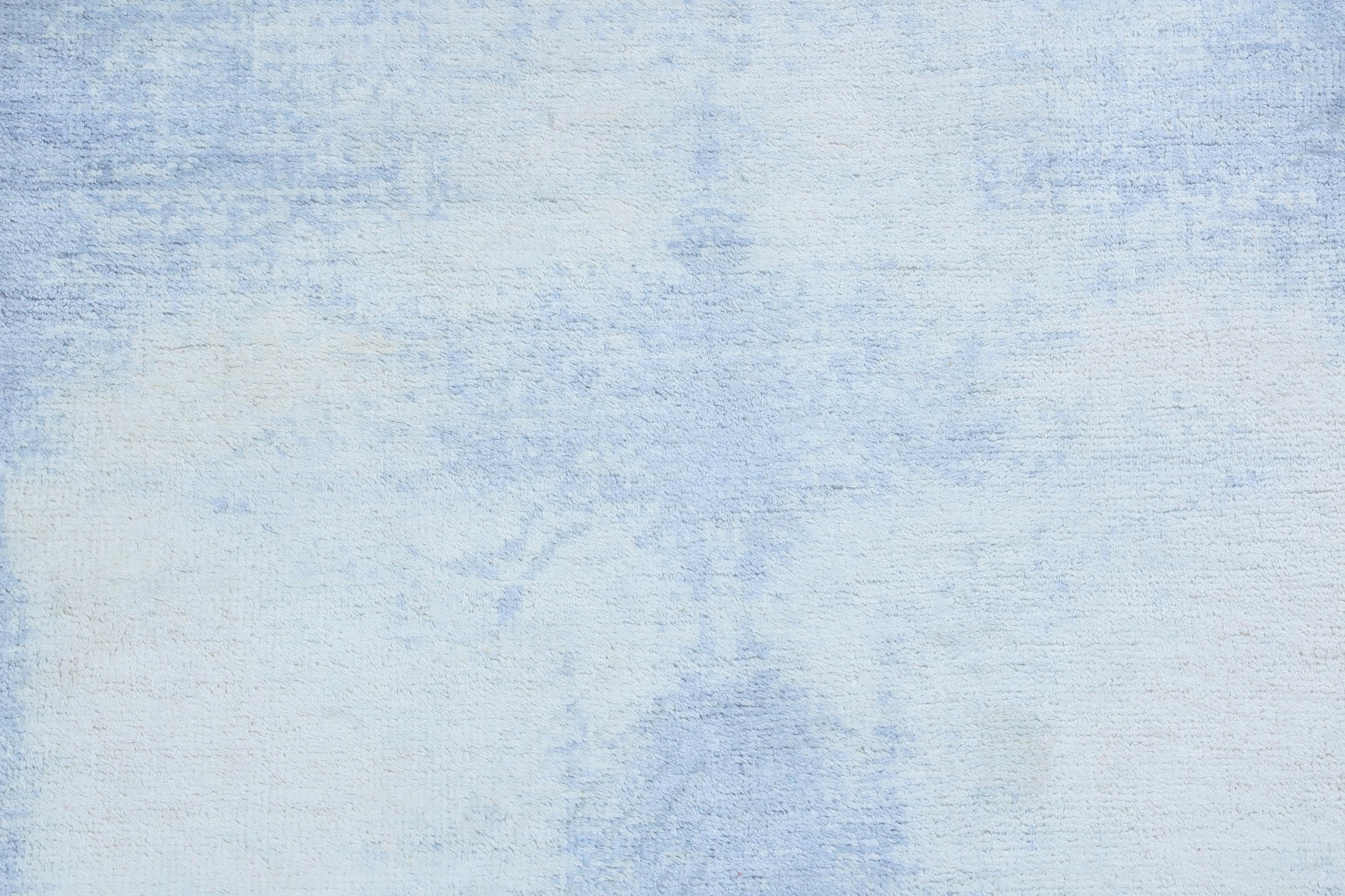 Zeitgenössischer geometrischer Teppich- und Kelim-Läufer aus elfenbeinblauer Wolle und Seide (Handgeknüpft) im Angebot
