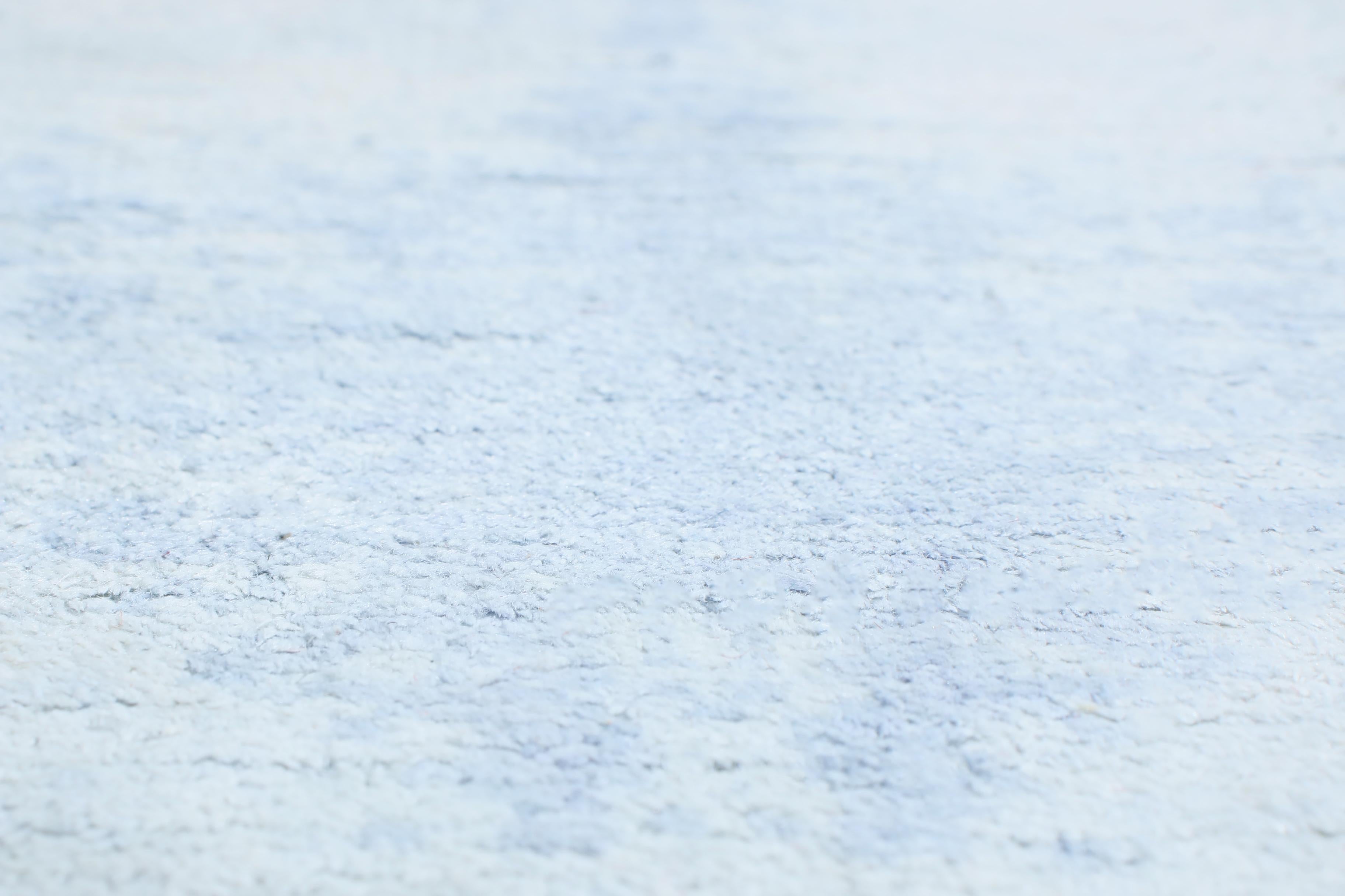 Zeitgenössischer geometrischer Teppich- und Kelim-Läufer aus elfenbeinblauer Wolle und Seide im Zustand „Neu“ im Angebot in Long Island City, NY