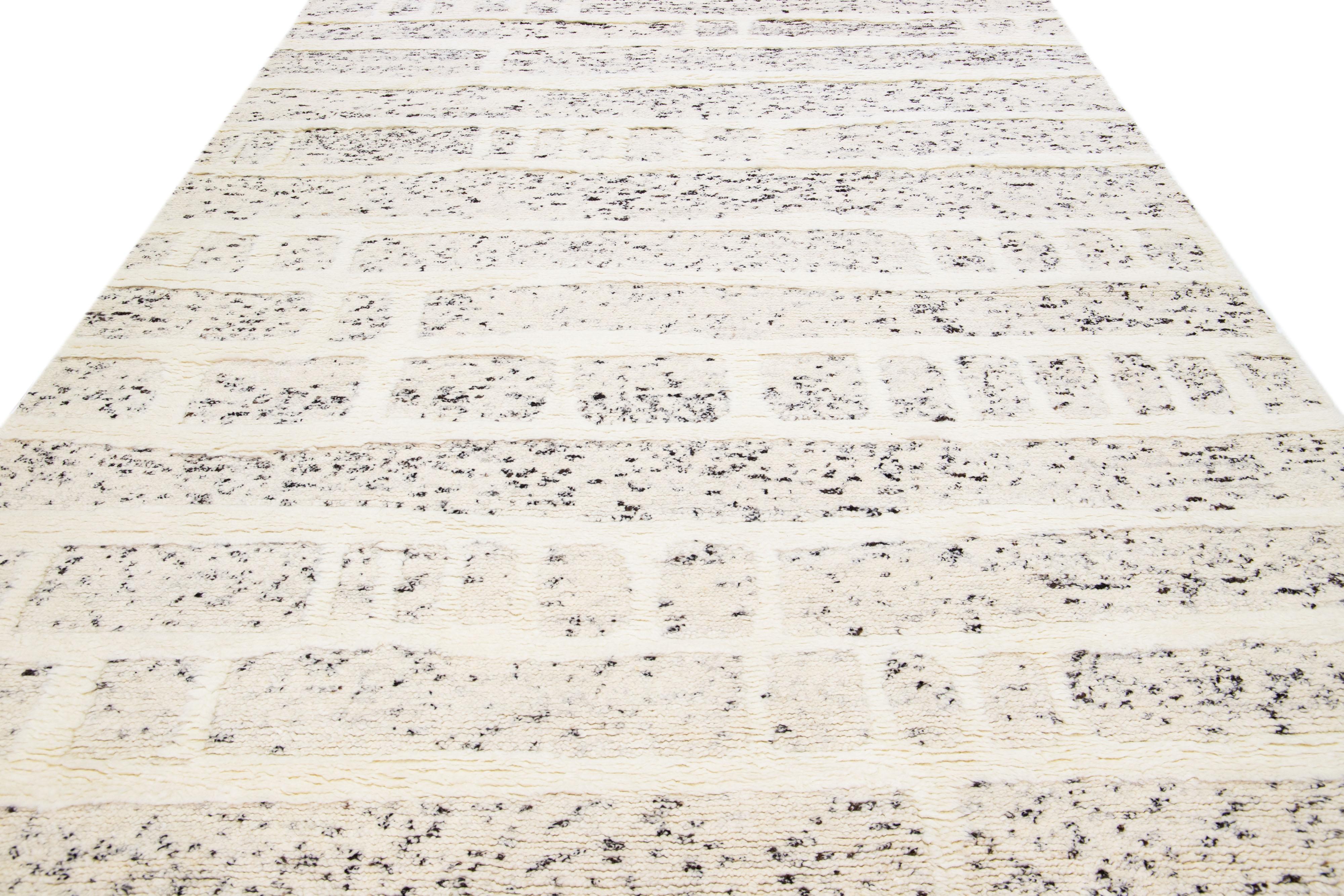 Zeitgenössischer geometrischer handgefertigter beigefarbener Wollteppich im marokkanischen Stil von Apadana (Moderne) im Angebot