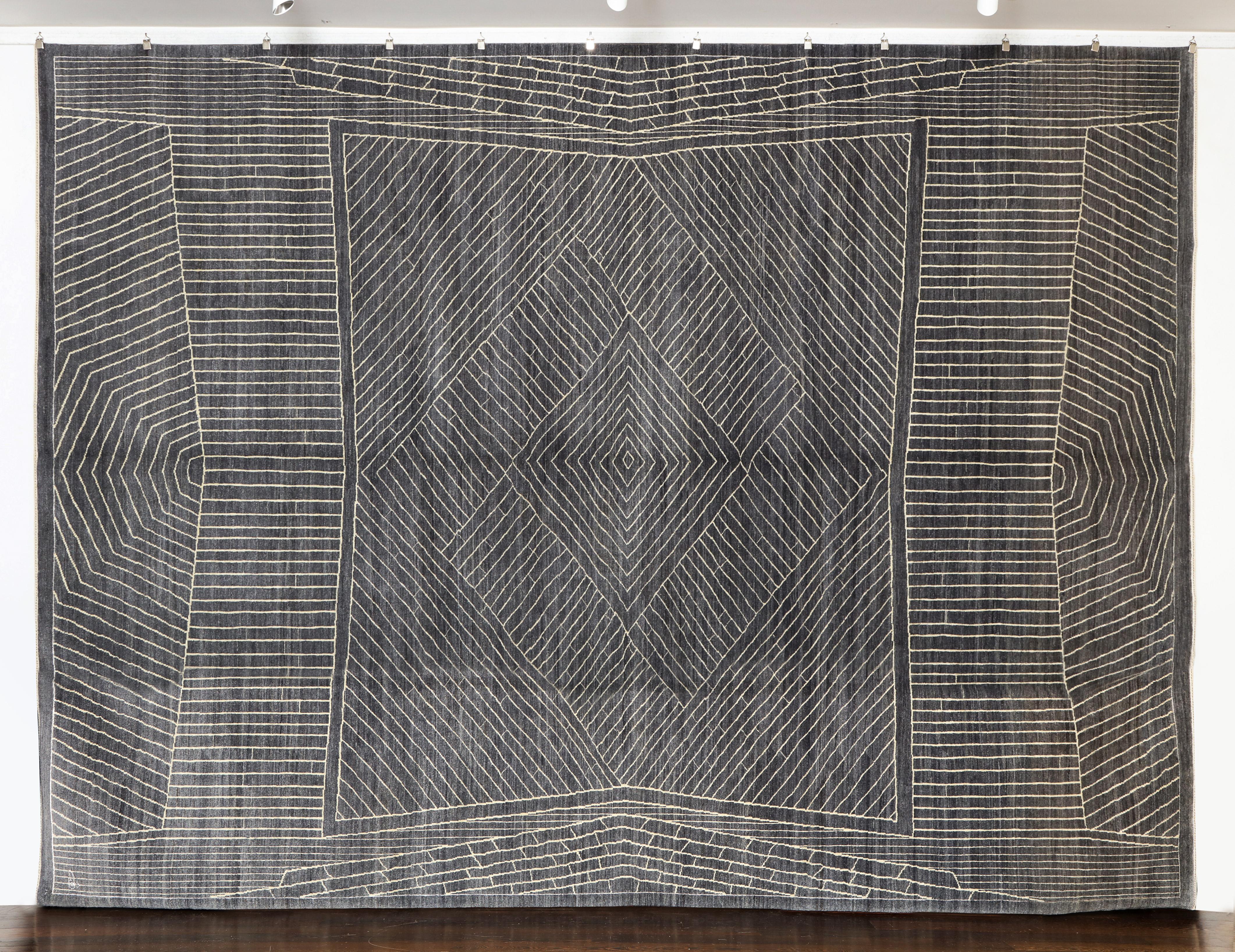 Tapis persan géométrique contemporain, gris et crème, 10x14, noué à la main en vente 2