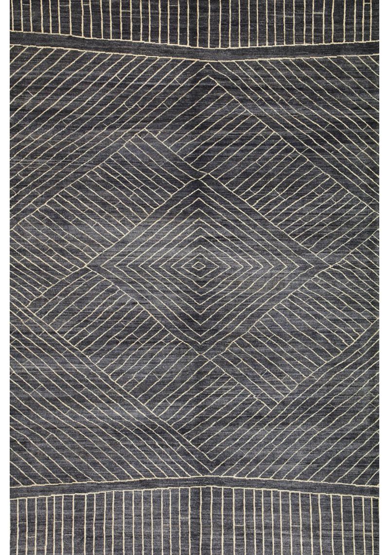 Ce tapis persan noué à la main, d'une dimension de 10' x 14', est une pièce géométrique contemporaine entièrement tissée en laine fine filée à la main, qui allie minimalisme et savoir-faire de maître. Sa composition graphique et architecturale - un