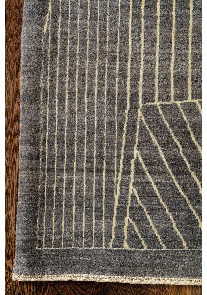 Laine Tapis persan géométrique contemporain, gris et crème, 10x14, noué à la main en vente