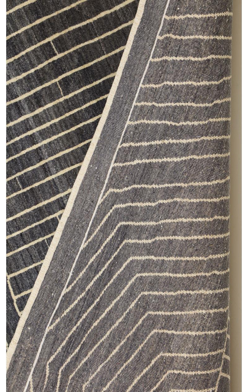 Tapis persan géométrique contemporain, gris et crème, 10x14, noué à la main en vente 1