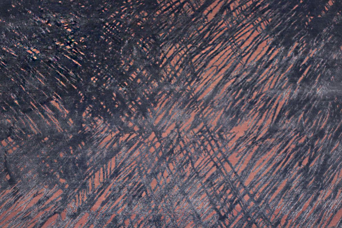 Zeitgenössischer geometrischer rosa und grauer abstrakter Teppich aus Wolle und Seide von Teppich & Kelim (Moderne) im Angebot
