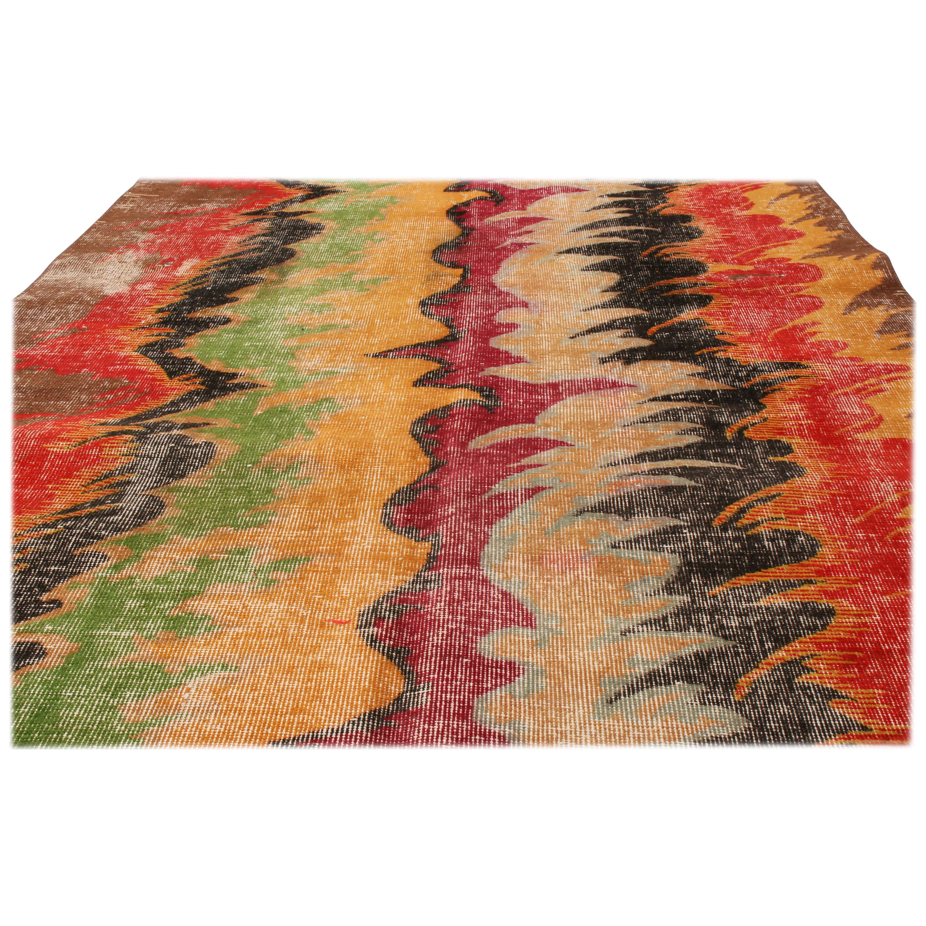 Dieser moderne, geometrische Teppich aus der Türkei ist aus hochwertiger Wolle handgeknüpft und eine Hommage an eine ikonische türkische Familie von Teppichdesigns aus der Mitte des Jahrhunderts. Der Kontrast der leuchtenden und satten Farben von