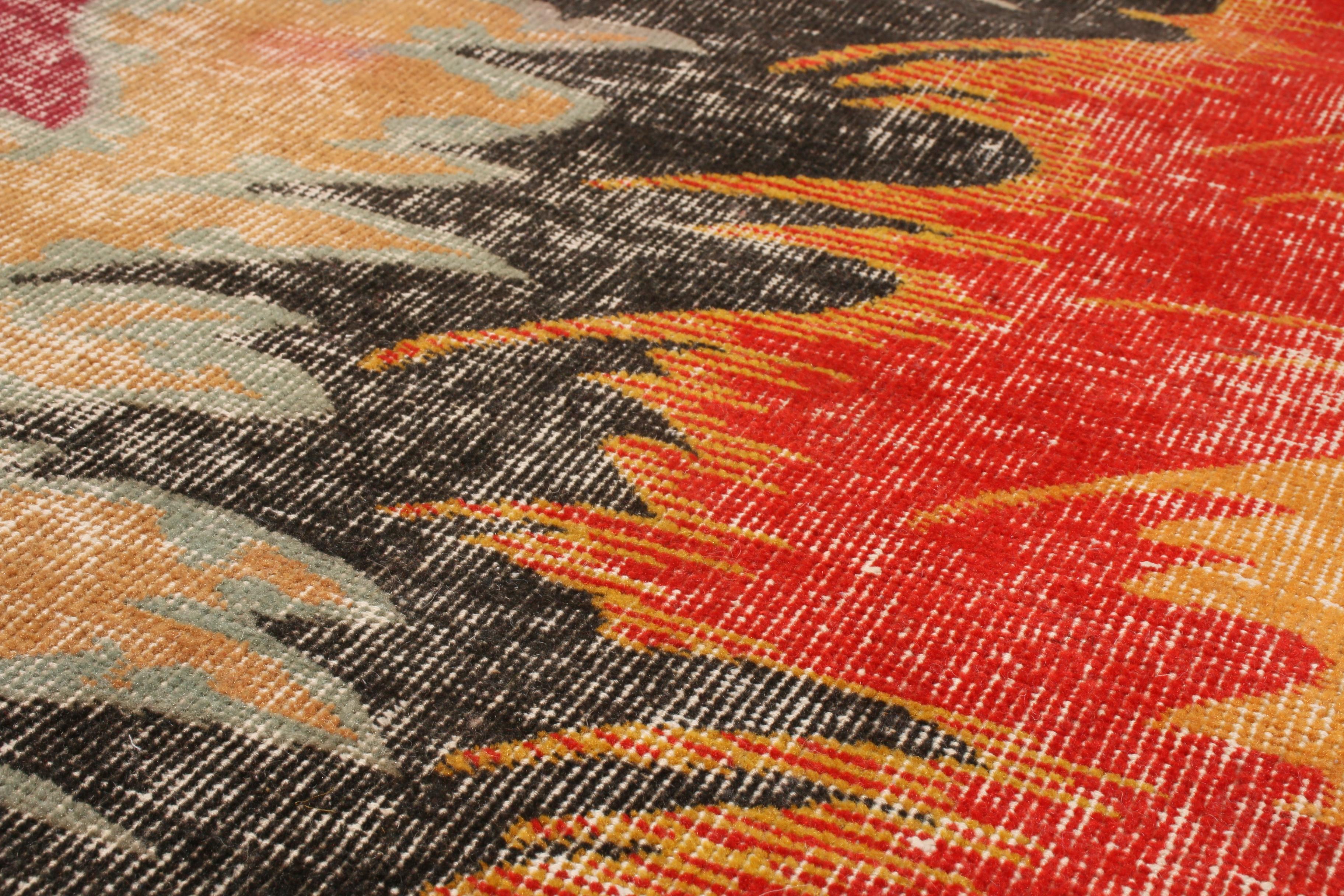 Zeitgenössischer geometrischer roter und gelber mehrfarbiger Teppich aus Wolle von Teppich & Kelim (Handgeknüpft) im Angebot