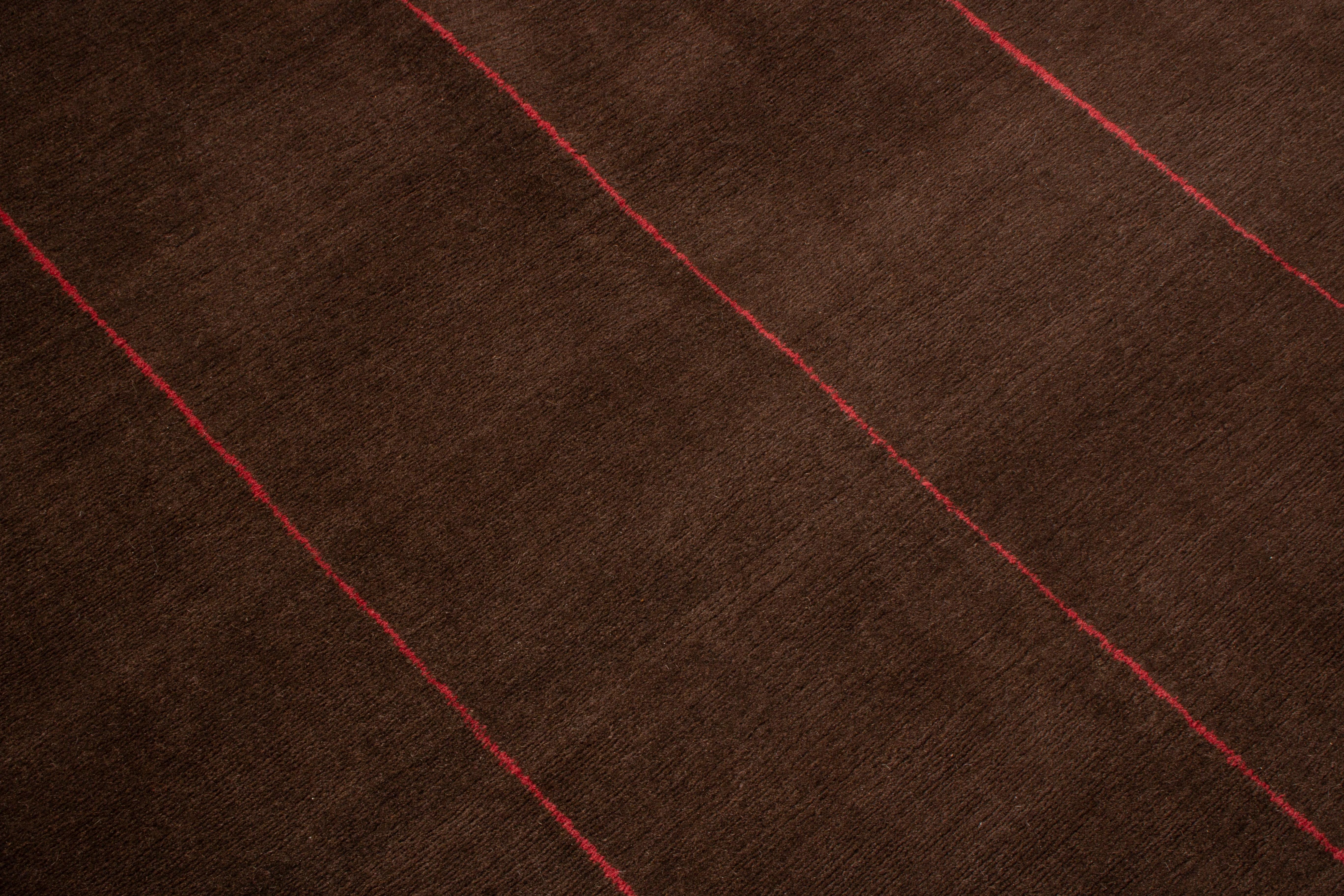 Zeitgenössischer geometrischer Teppich & Kelim-Teppich, geometrische rote Linie, braune Wolle (Nepalesisch) im Angebot