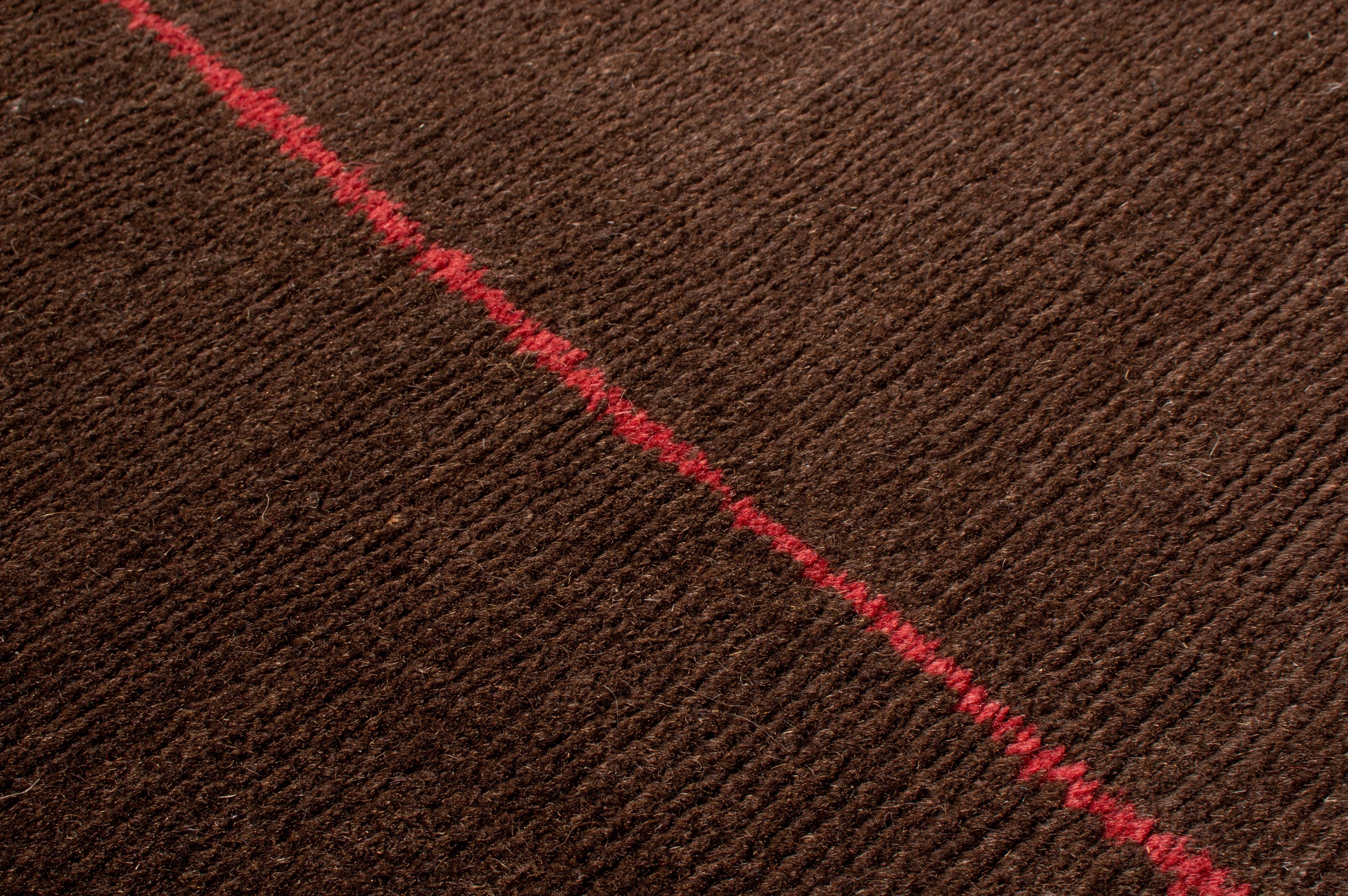 Zeitgenössischer geometrischer Teppich & Kelim-Teppich, geometrische rote Linie, braune Wolle (Handgeknüpft) im Angebot