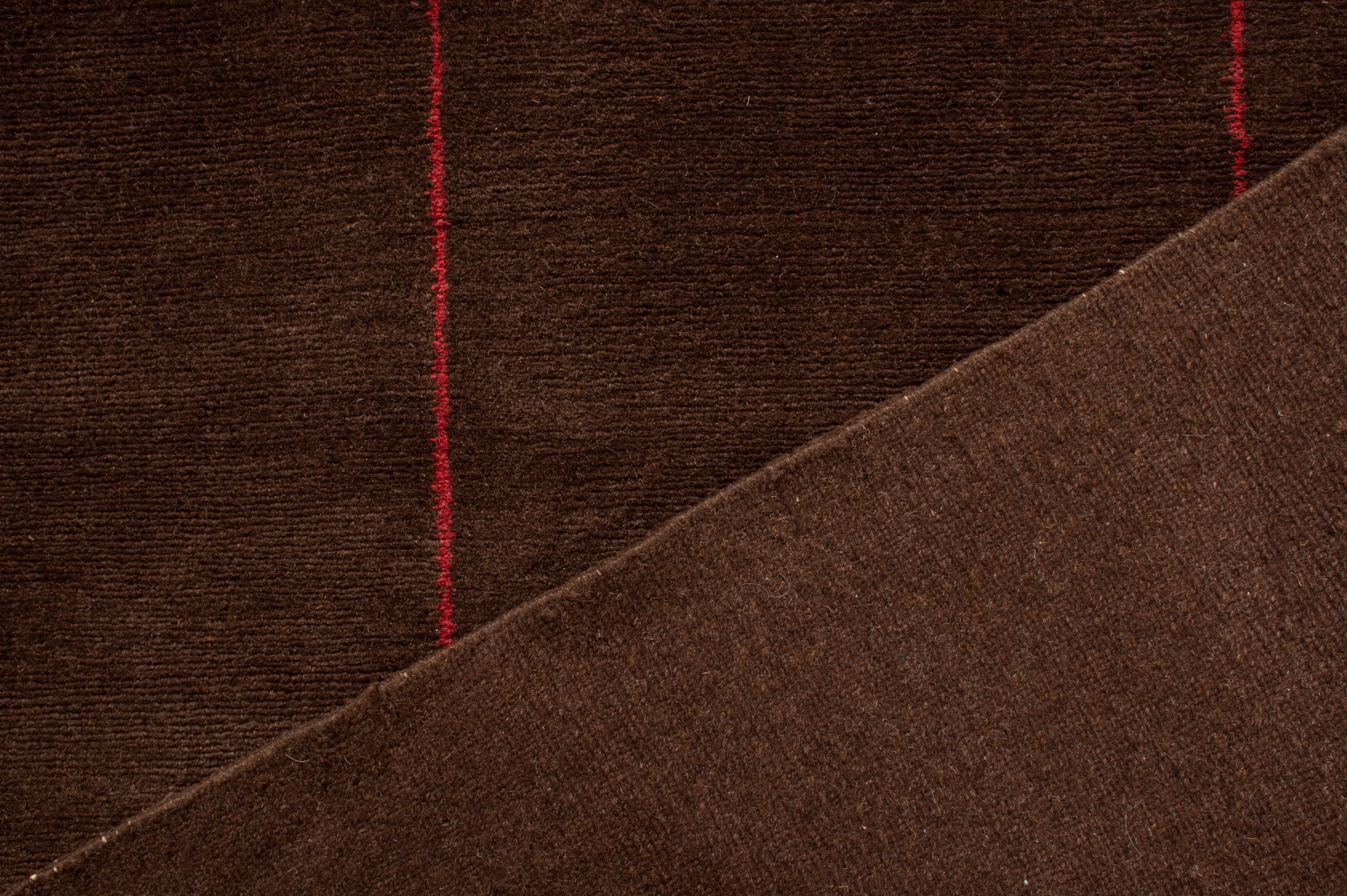 Zeitgenössischer geometrischer Teppich & Kelim-Teppich, geometrische rote Linie, braune Wolle im Zustand „Neu“ im Angebot in Long Island City, NY