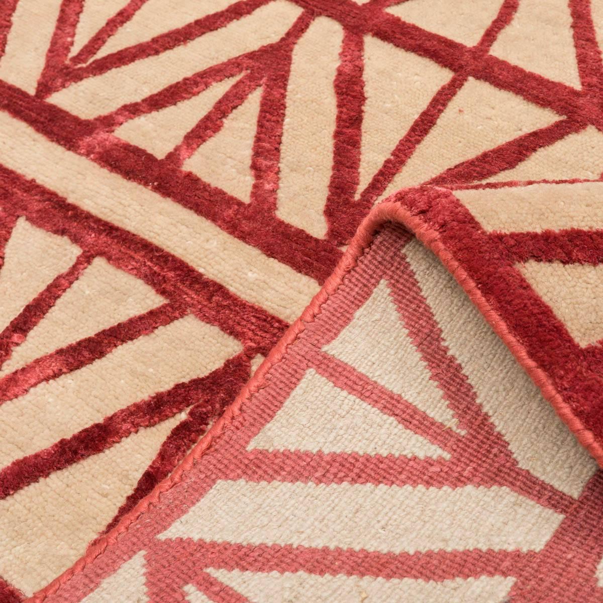Tapis indien contemporain géométrique en laine et soie rouge en vente 3