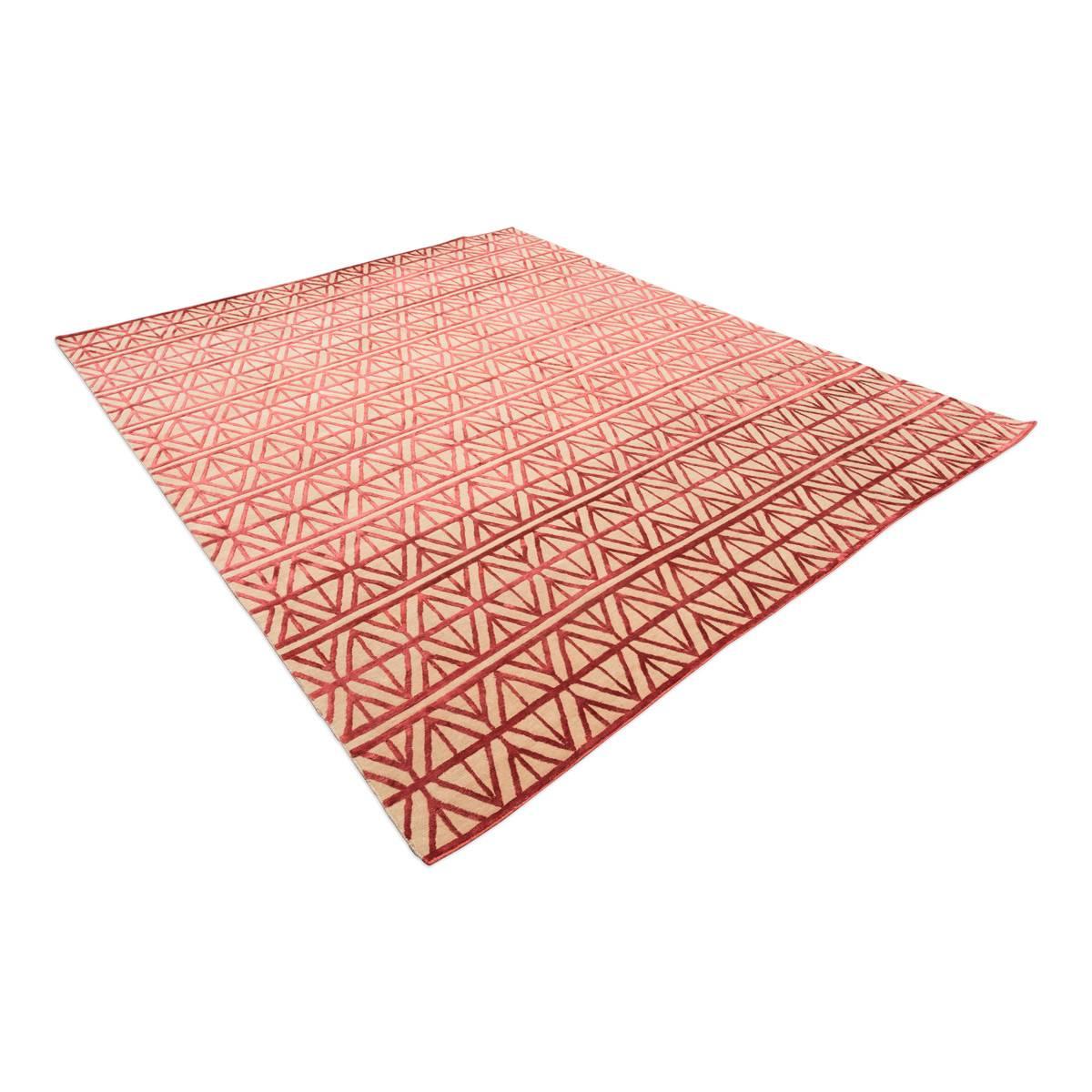 Moderne Tapis indien contemporain géométrique en laine et soie rouge en vente