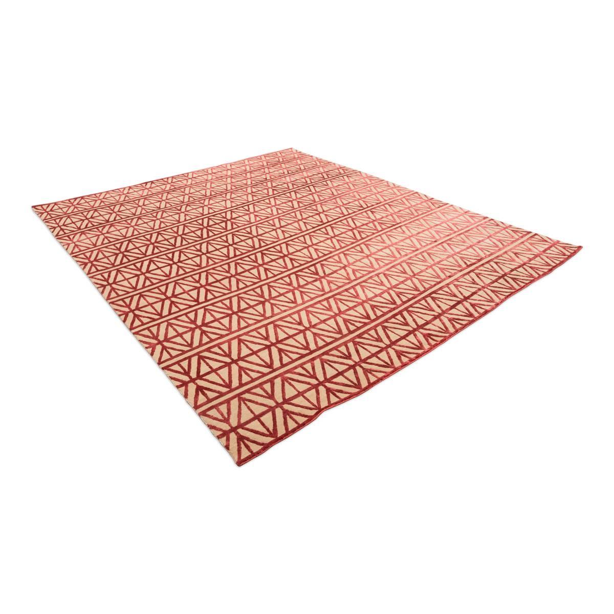 Indien Tapis indien contemporain géométrique en laine et soie rouge en vente