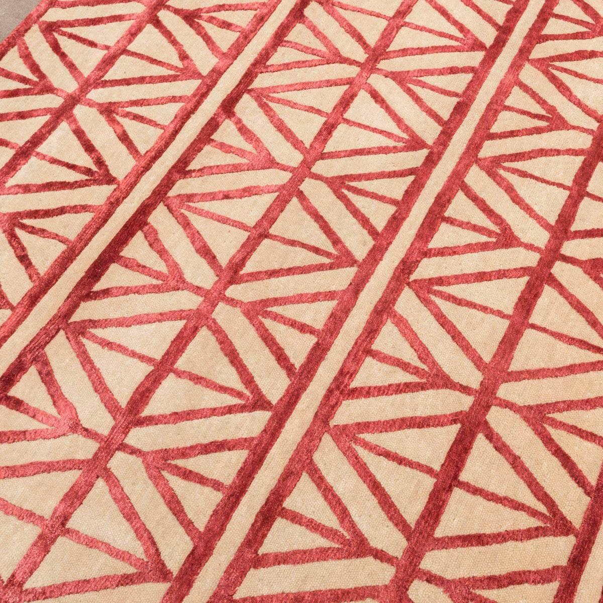 XXIe siècle et contemporain Tapis indien contemporain géométrique en laine et soie rouge en vente