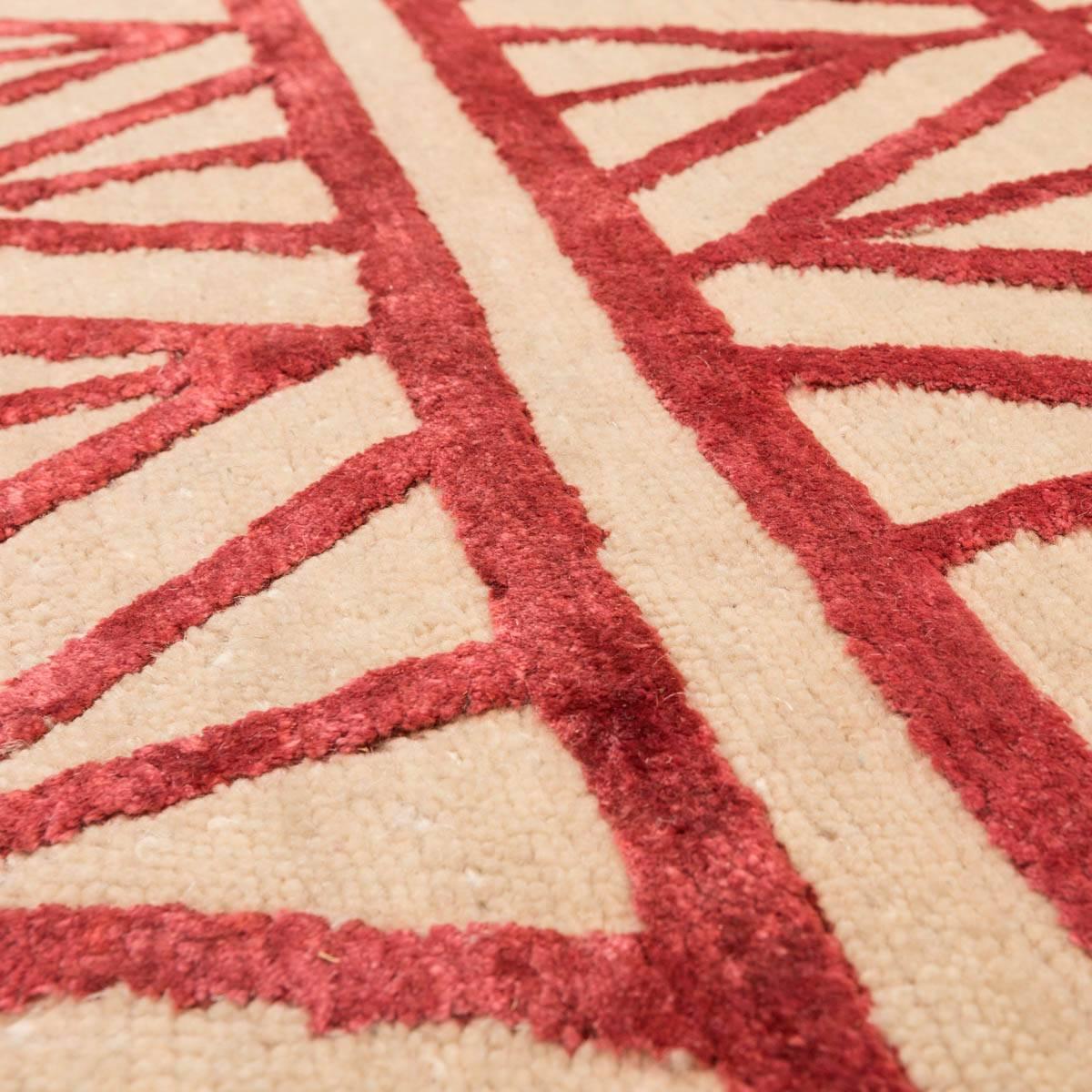Laine Tapis indien contemporain géométrique en laine et soie rouge en vente