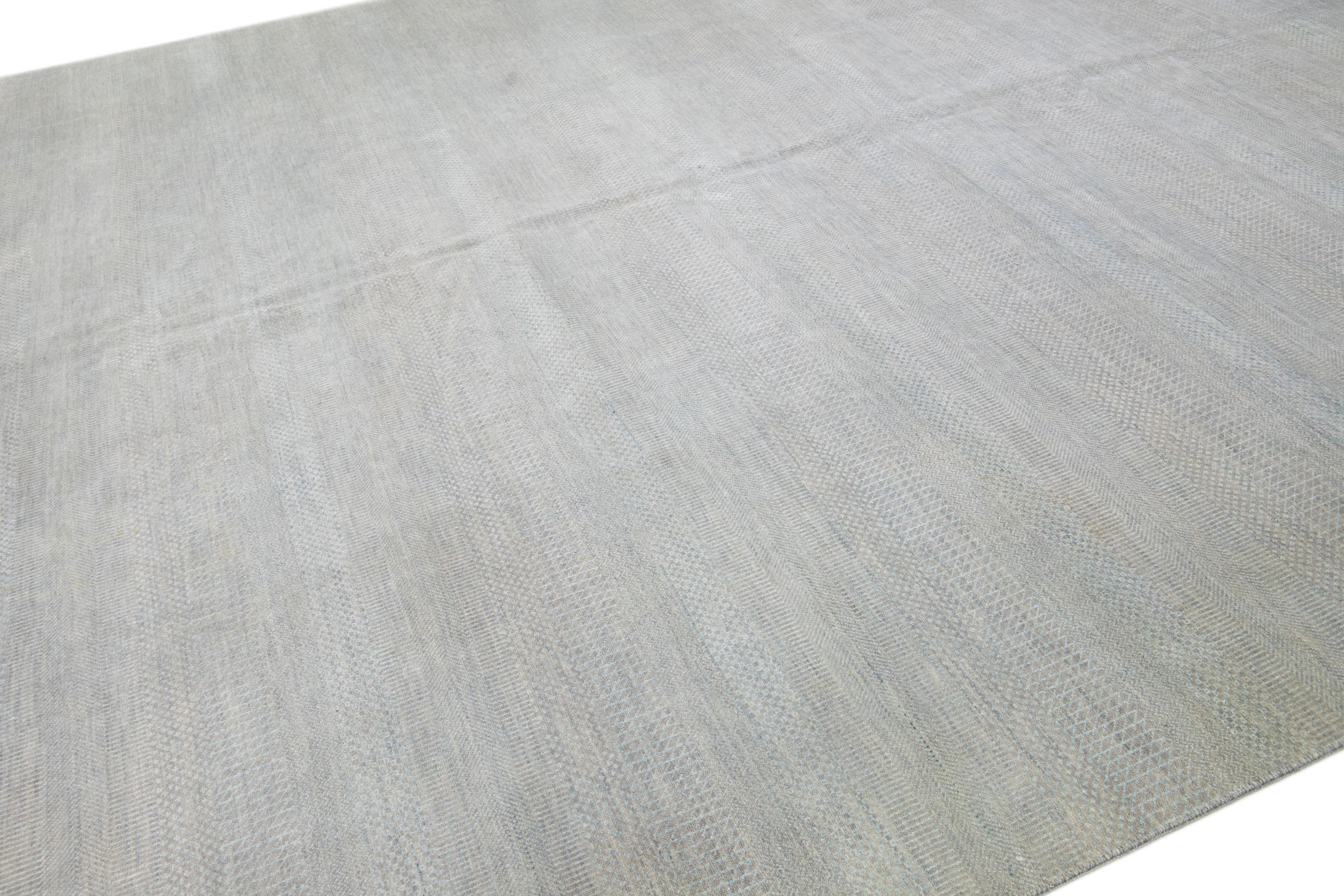 Moderne Tapis géométrique contemporain en laine Savannah surdimensionné en gris en vente