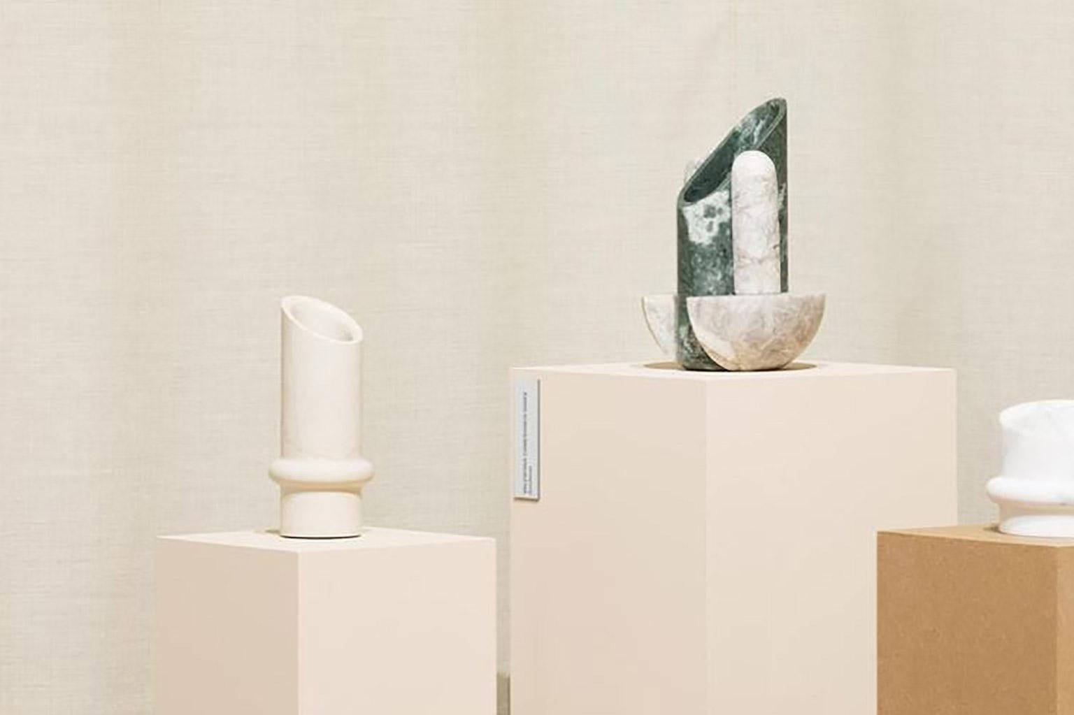 Moderne Vase en marbre sculptural géométrique contemporain Bolide:: fabrication italienne en vente