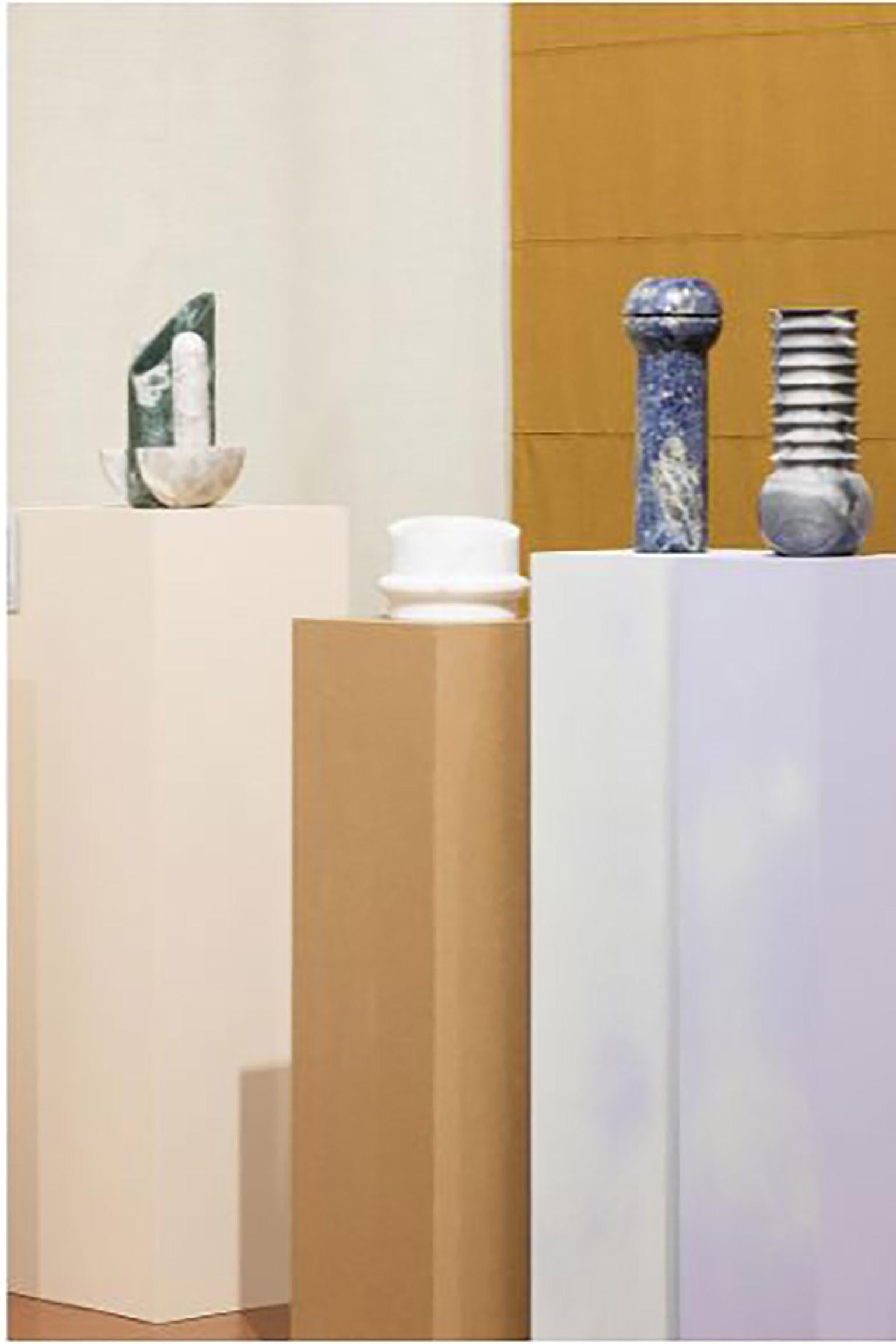 Moderne Vase sculptural géométrique contemporain en marbre Plateau Bolide:: fabrication italienne en vente