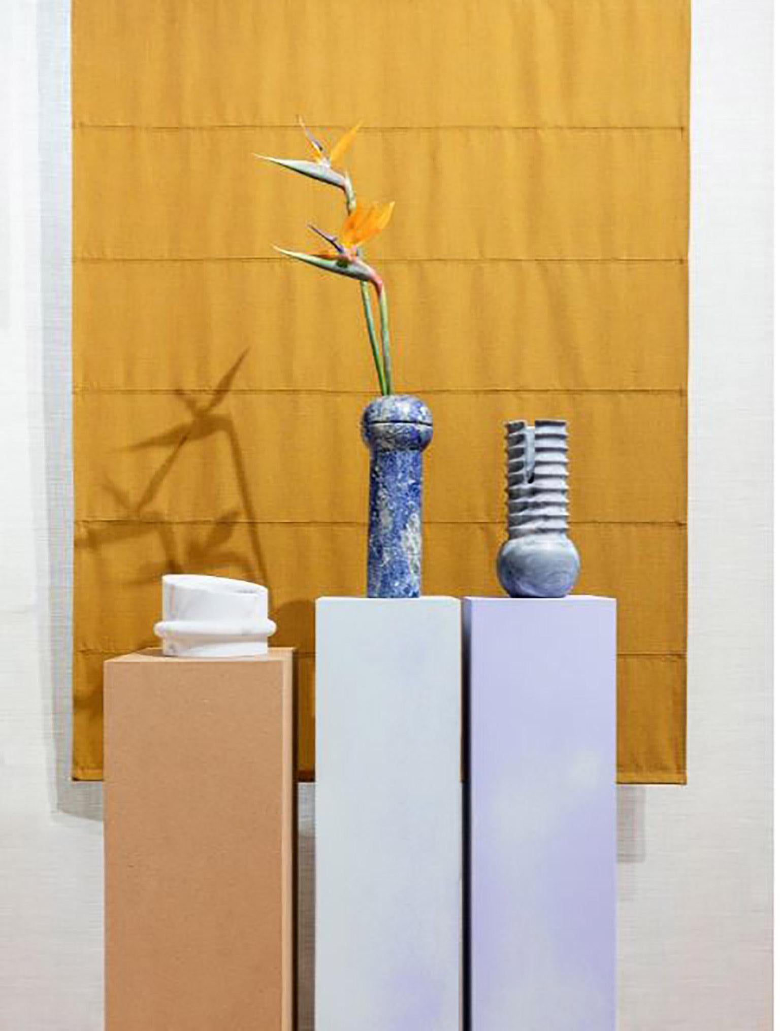 Moderne Vase en marbre sculptural géométrique contemporain Vortice:: fabrication italienne en vente