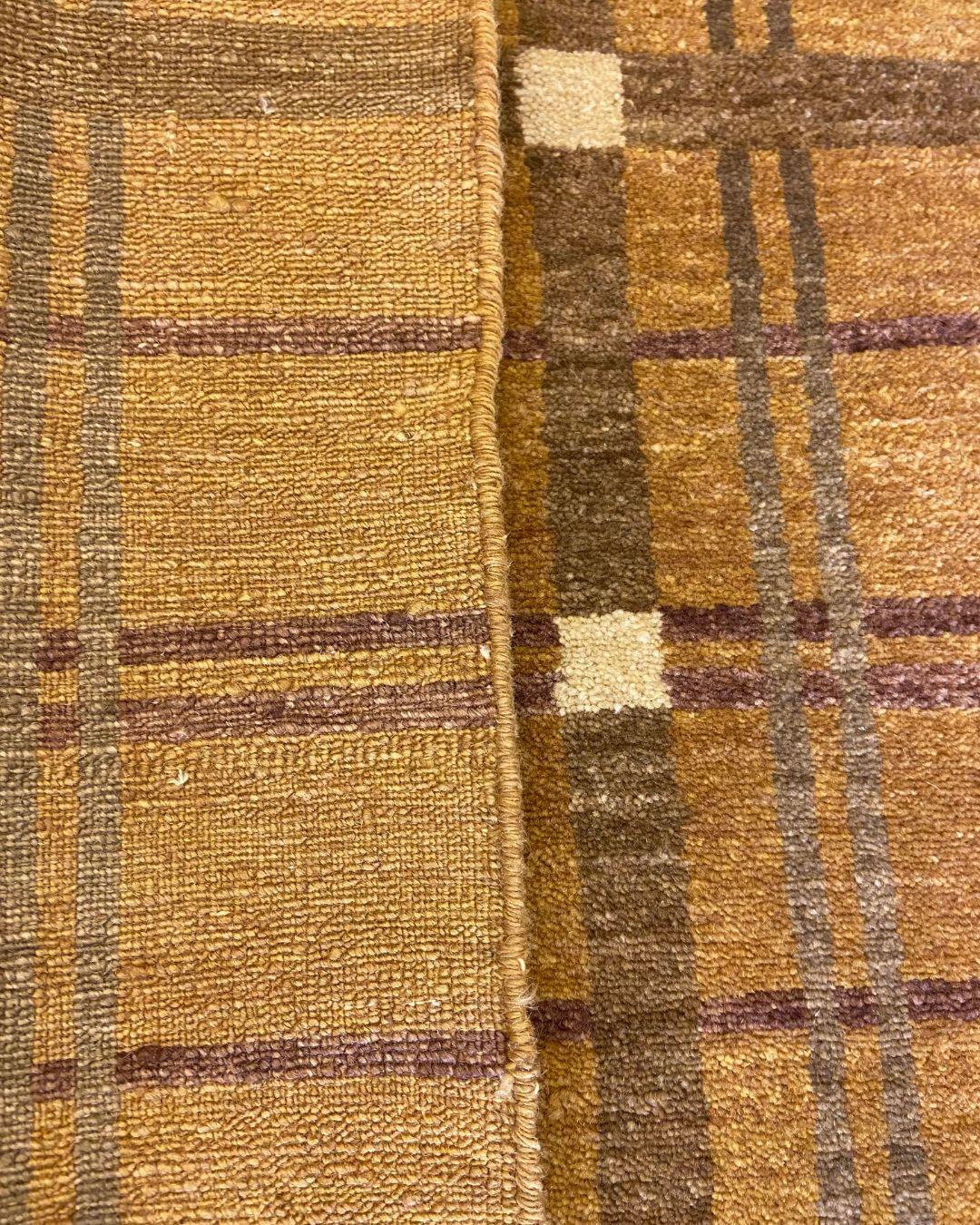 Zeitgenössischer geometrischer Wollteppich, handgesponnen und pflanzengefärbt, braun, lila, 2′x3' (21. Jahrhundert und zeitgenössisch) im Angebot