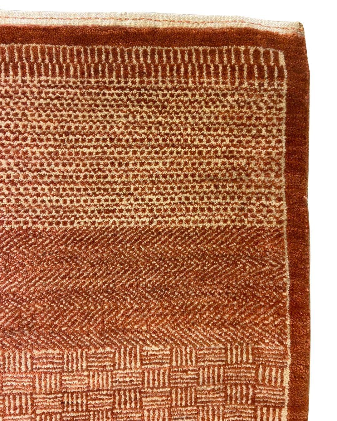 Tessuto a mano con lana filata a mano e tinta al vegetale, questo tappeto contemporaneo di 2' x 3' offre una raffinata interpretazione delle tradizionali tecniche di tessitura persiane, mantenendo un'estetica calda e moderna. La sua composizione è