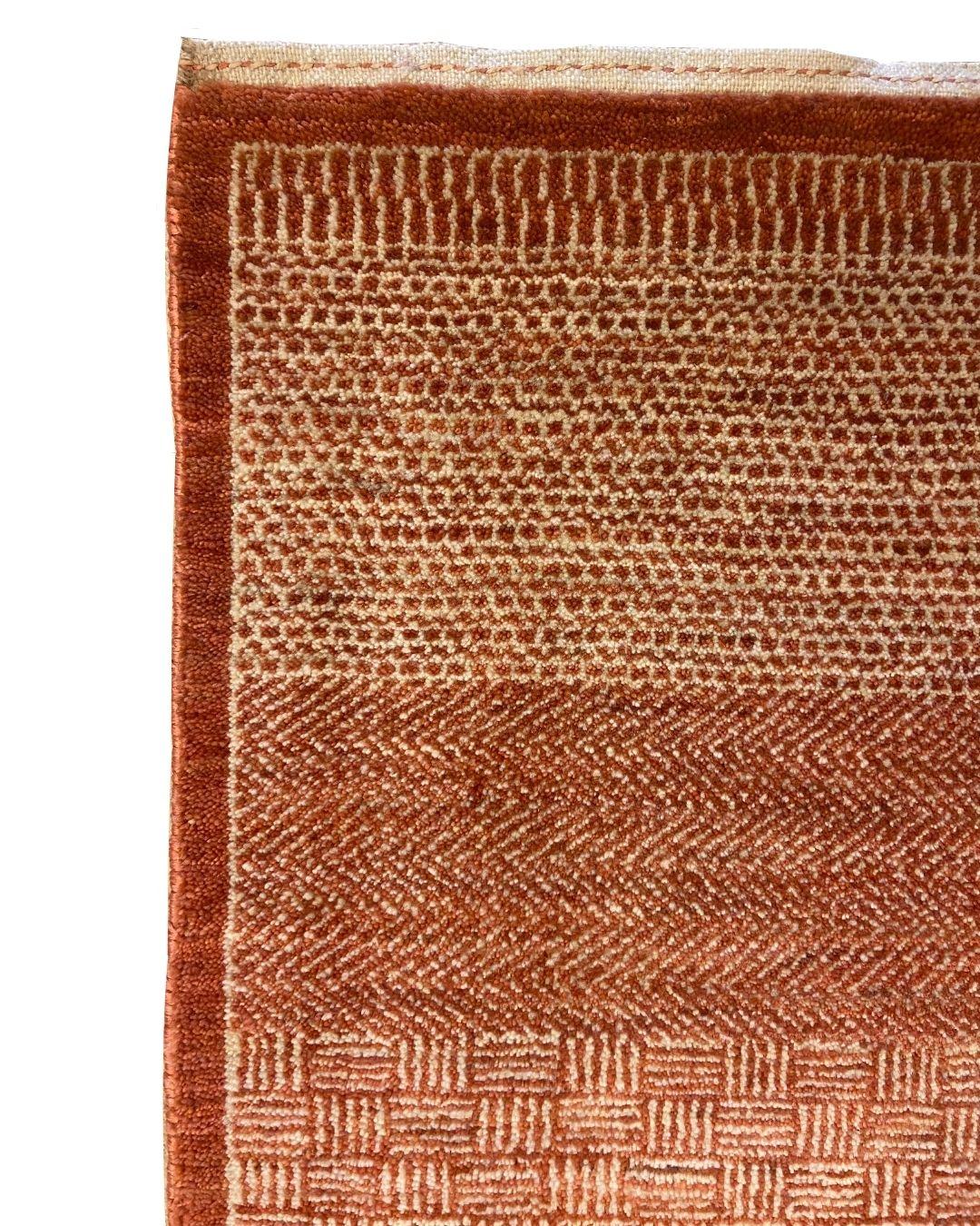 Minimalismo Contemporary Geometric Wool Rug in Vegetable-Dyed Terracotta, 2' x 3' in vendita