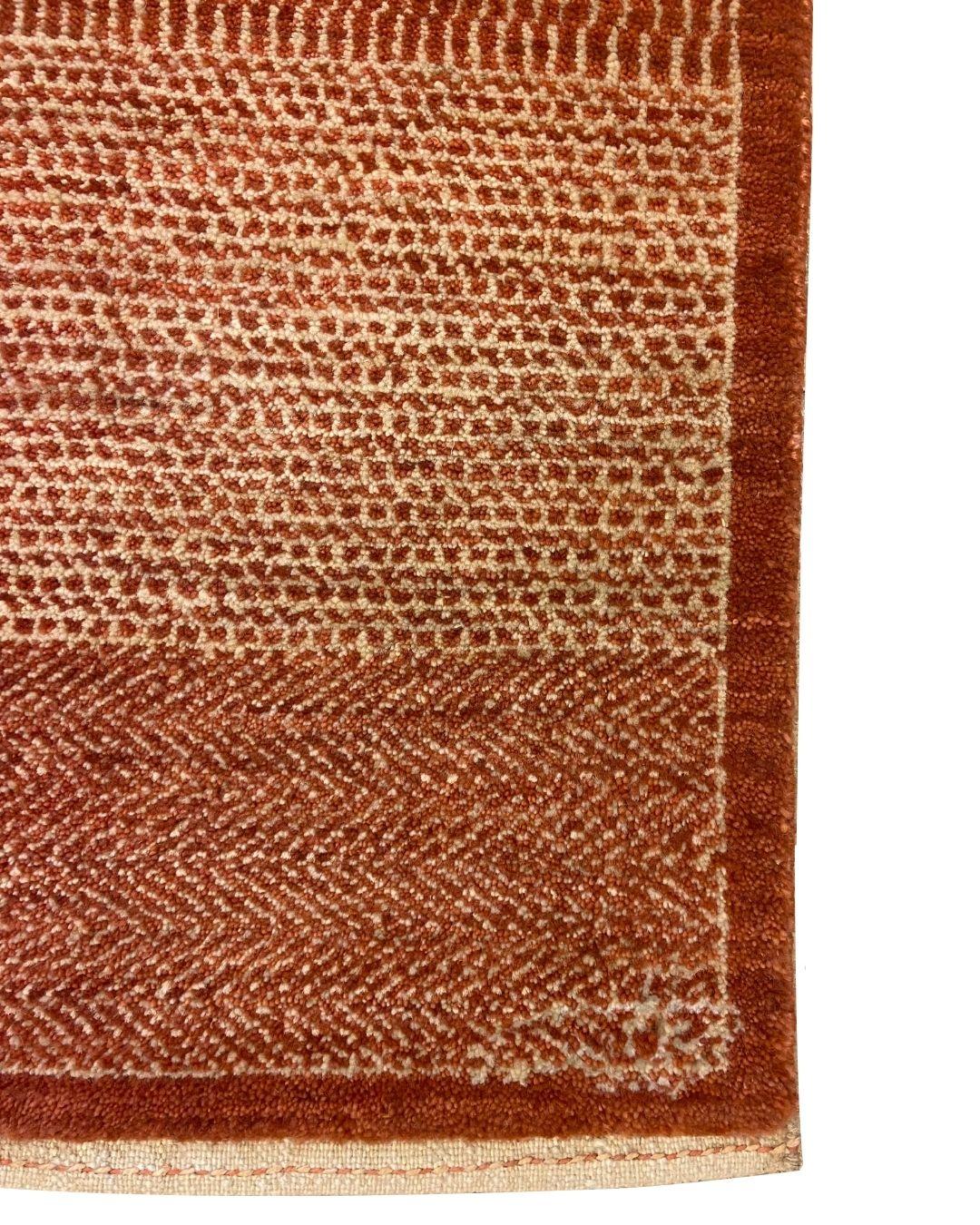 Tintura vegetale Contemporary Geometric Wool Rug in Vegetable-Dyed Terracotta, 2' x 3' in vendita