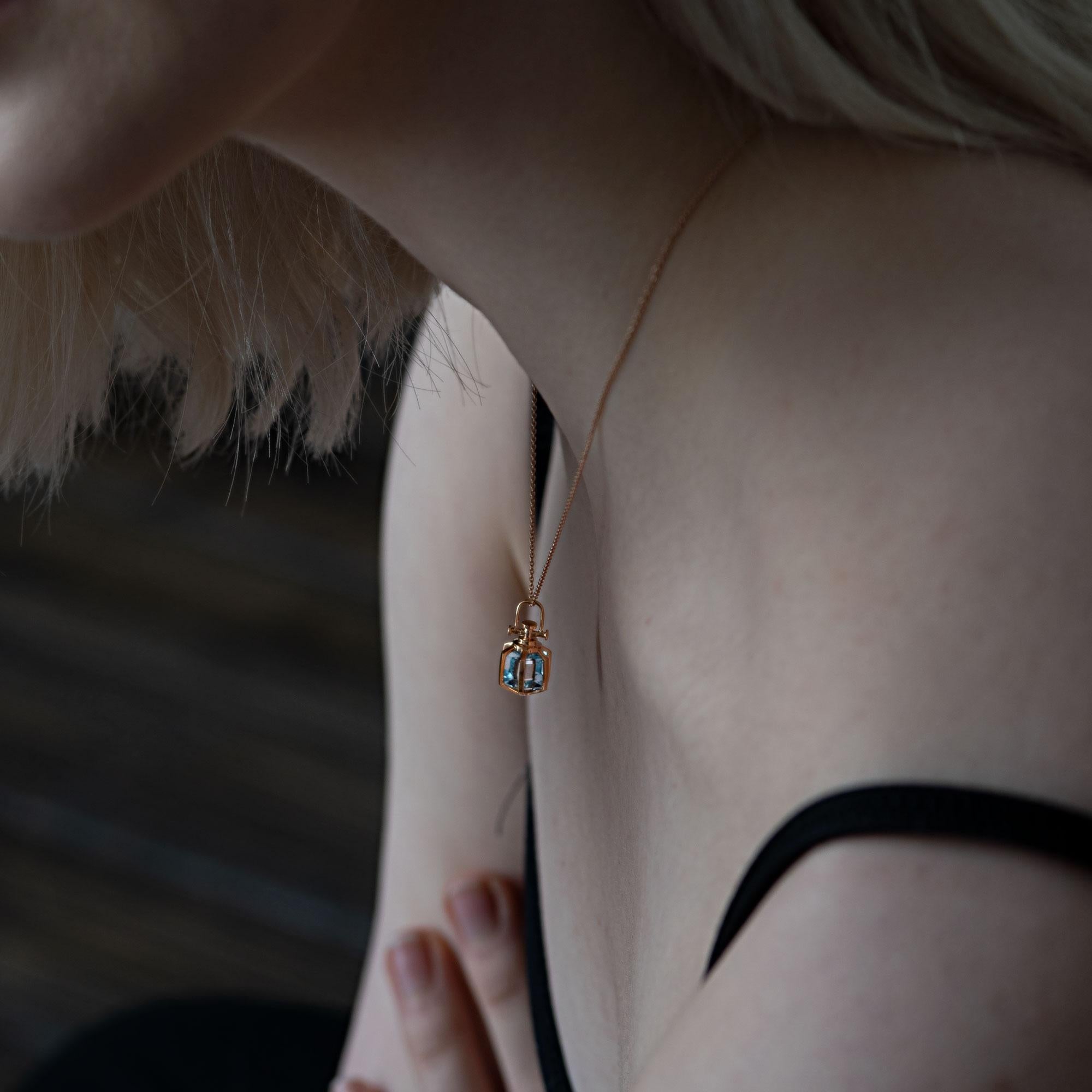 Zeitgenössische geometrische Talisman-Amulett-Halskette aus 18 Karat Roségold mit blauem Topas im Zustand „Neu“ im Angebot in Valencia, CA