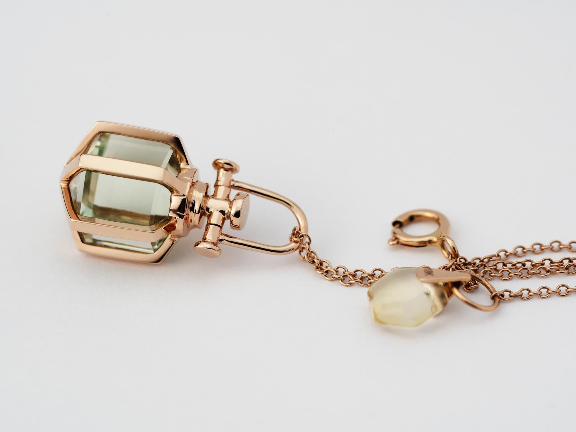 Contemporain Collier d'amulettes géométriques contemporaines en or rose 18 carats et améthyste verte en vente