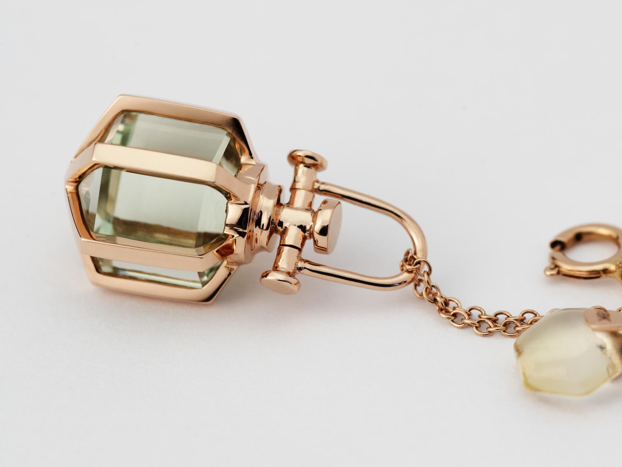 Taille hexagone Collier d'amulettes géométriques contemporaines en or rose 18 carats et améthyste verte en vente