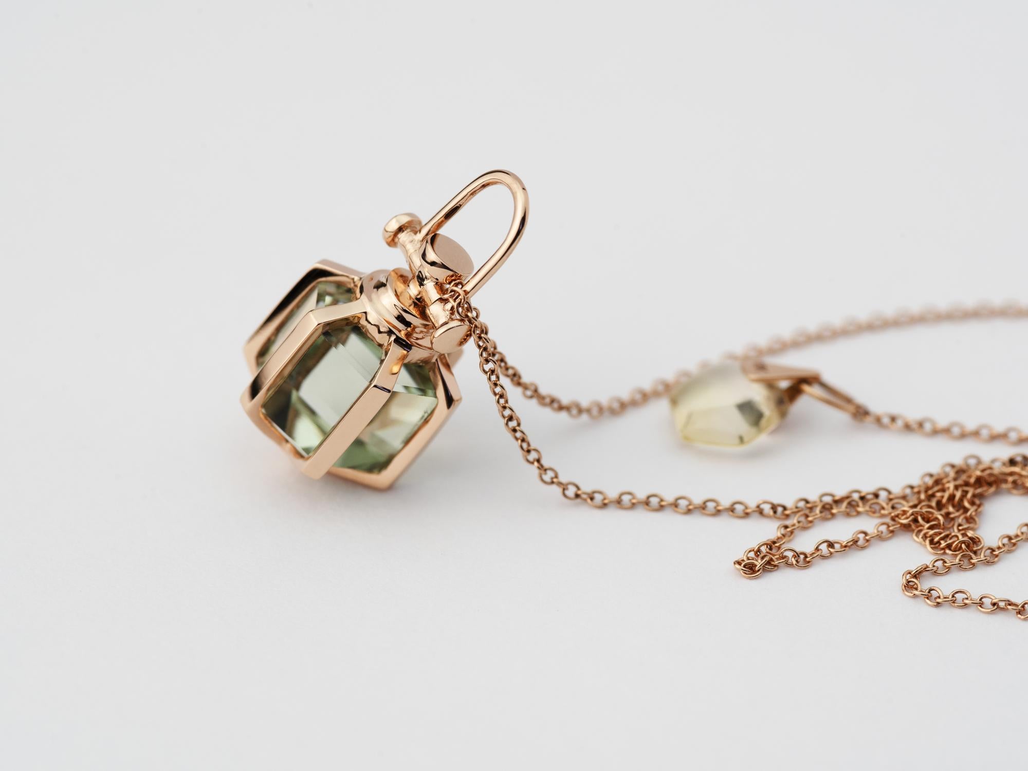 Collier d'amulettes géométriques contemporaines en or rose 18 carats et améthyste verte Pour femmes en vente