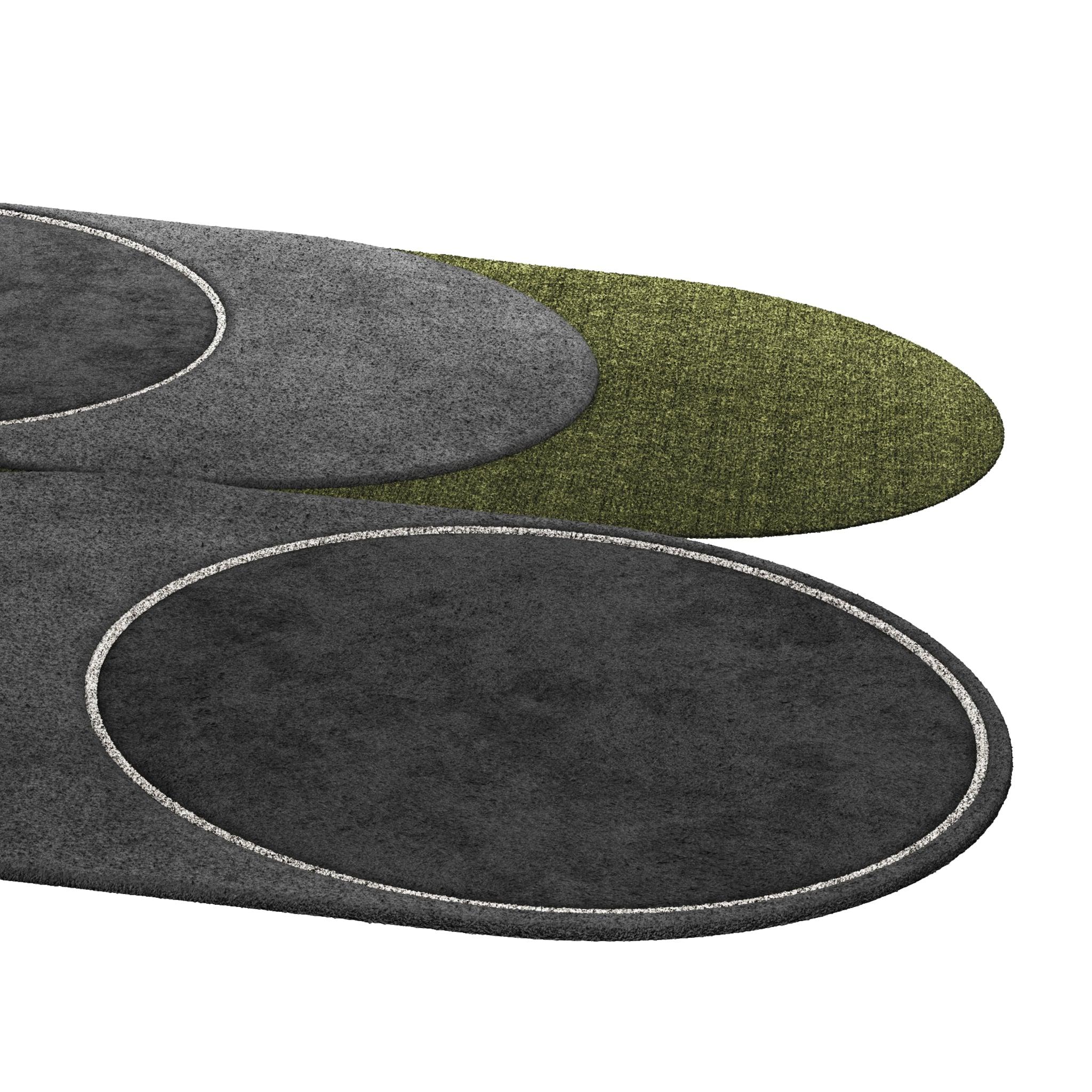 Tapis Retro #013 ist ein Retro-Teppich mit einer unregelmäßigen Form und zeitlosen Farben. Inspiriert von architektonischen Linien, setzt dieser geometrische Teppich in jedem Wohnbereich ein Zeichen. 

Der Retro-Teppich in Schwarz, Grau und Grün mit