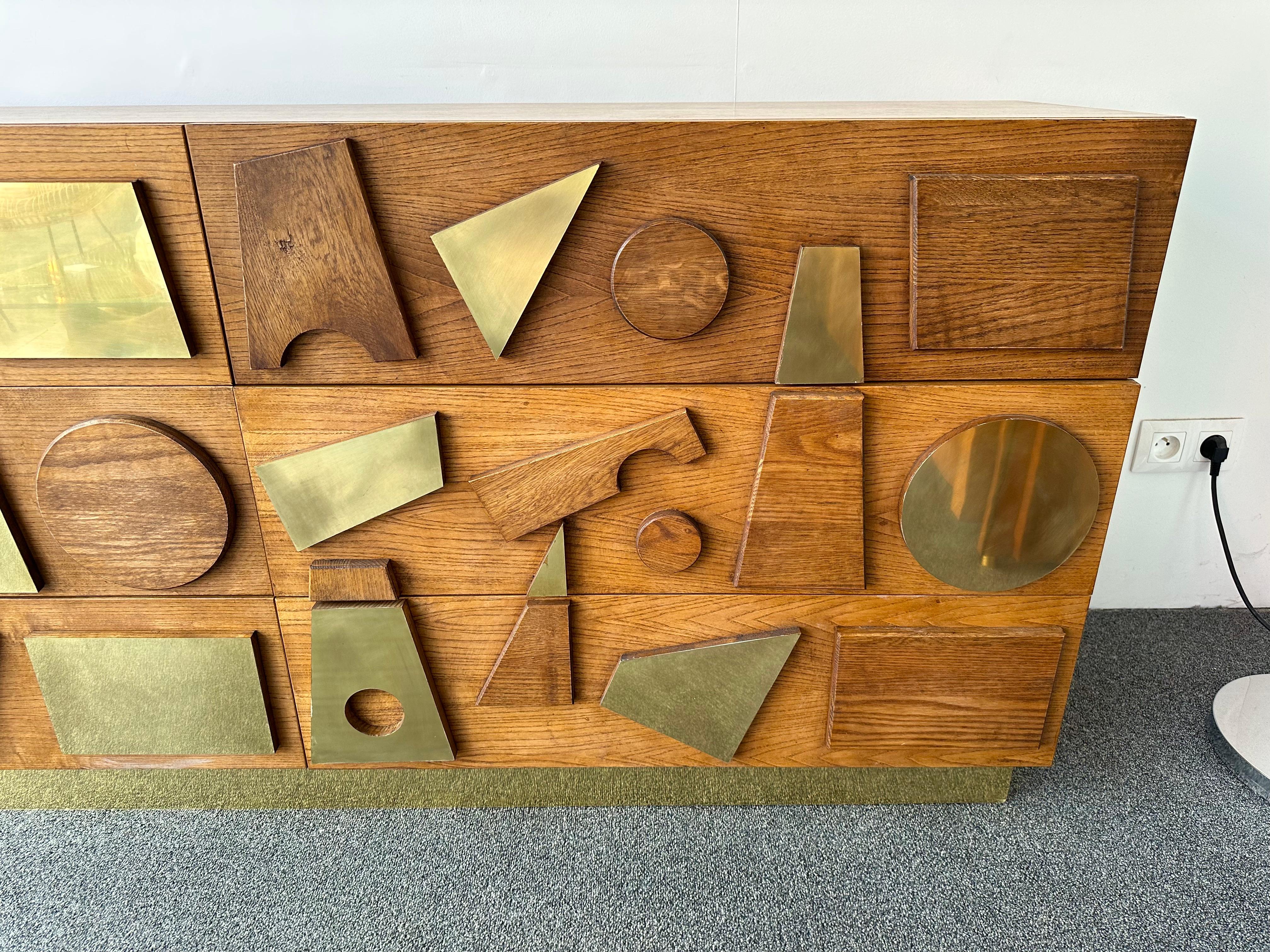 Contemporary Geometrical Wood and Brass Sideboard, Italy In New Condition In SAINT-OUEN, FR