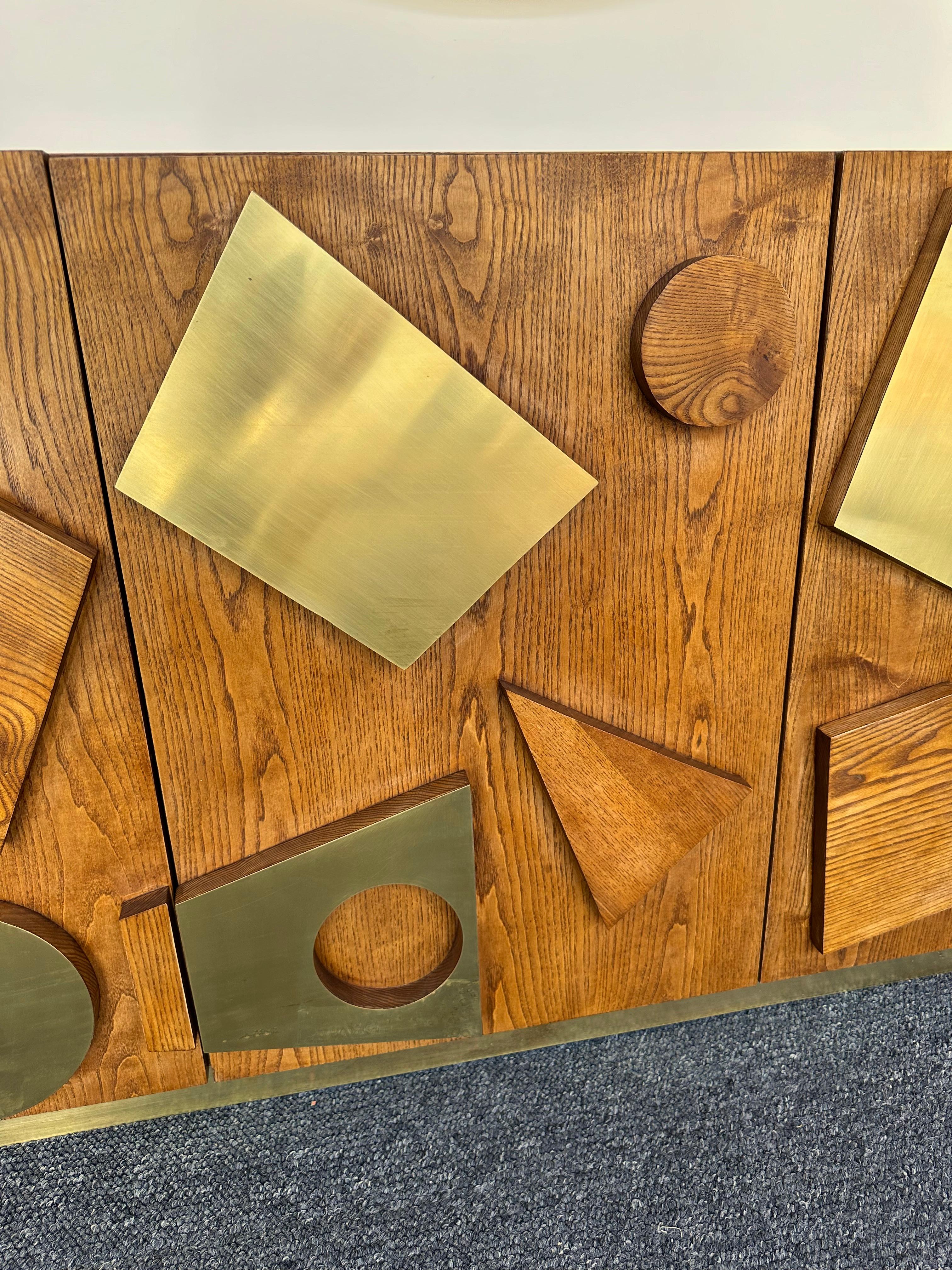 Buffet contemporain géométrique en bois et laiton, Italie Bon état - En vente à SAINT-OUEN, FR