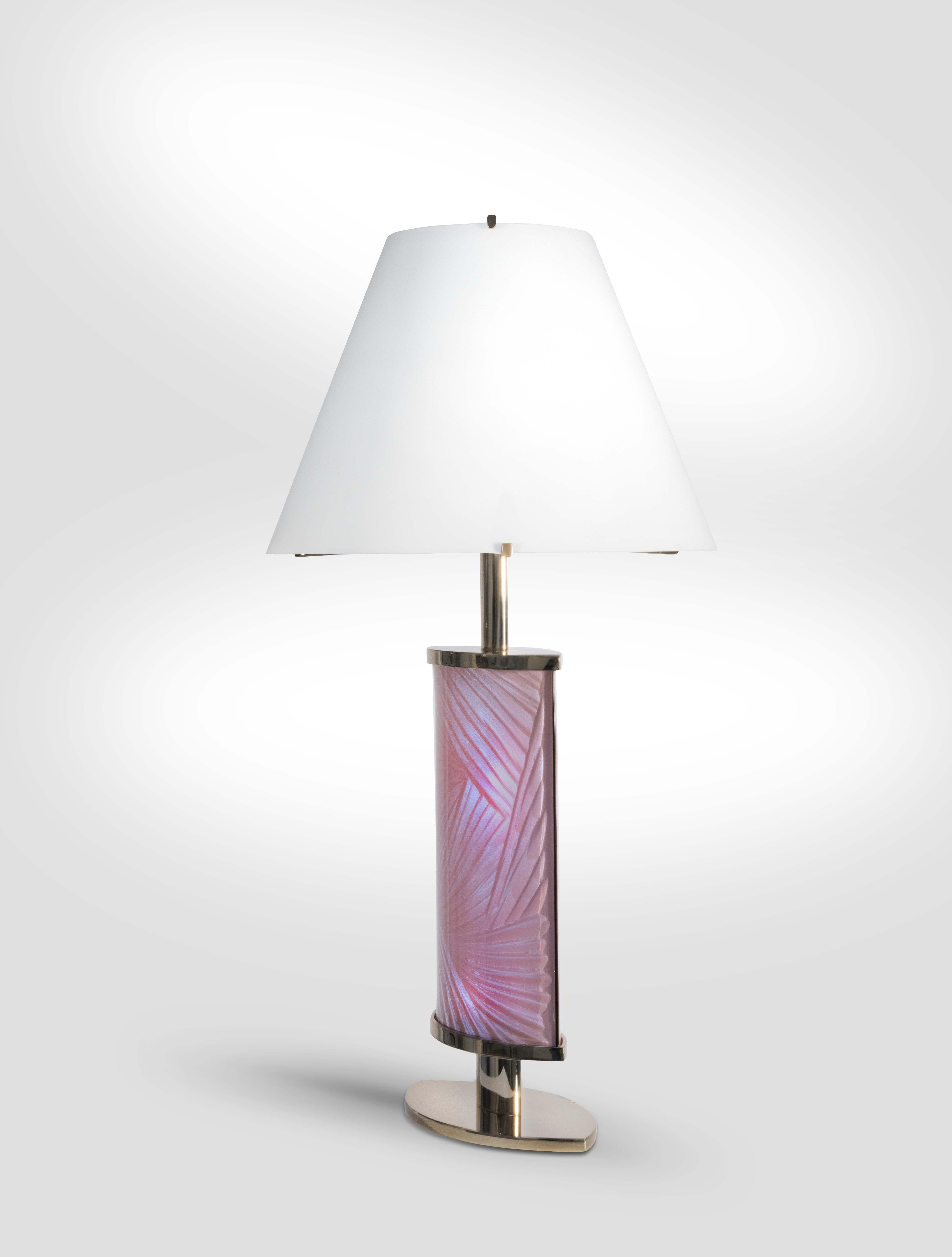 
The 'Tigra' lamp is not just a table lamp. It’s an object of pure art and design. Sober, fine and elegant even when off, it is ideal for adding a touch of color to the bedroom or any other environment.
The structure is entirely made with 24 kt