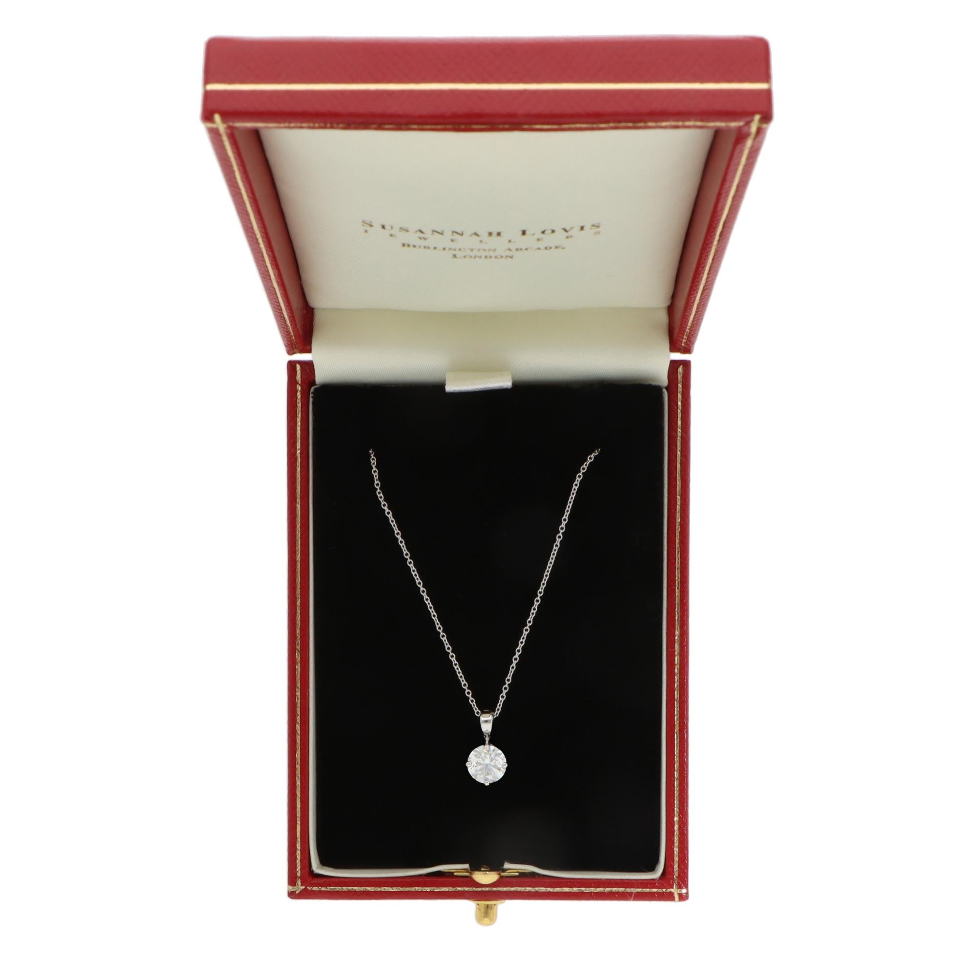 Contemporary GIA Certified 0.90ct Diamond Solitaire Necklace In Excellent Condition For Sale In London, GB
