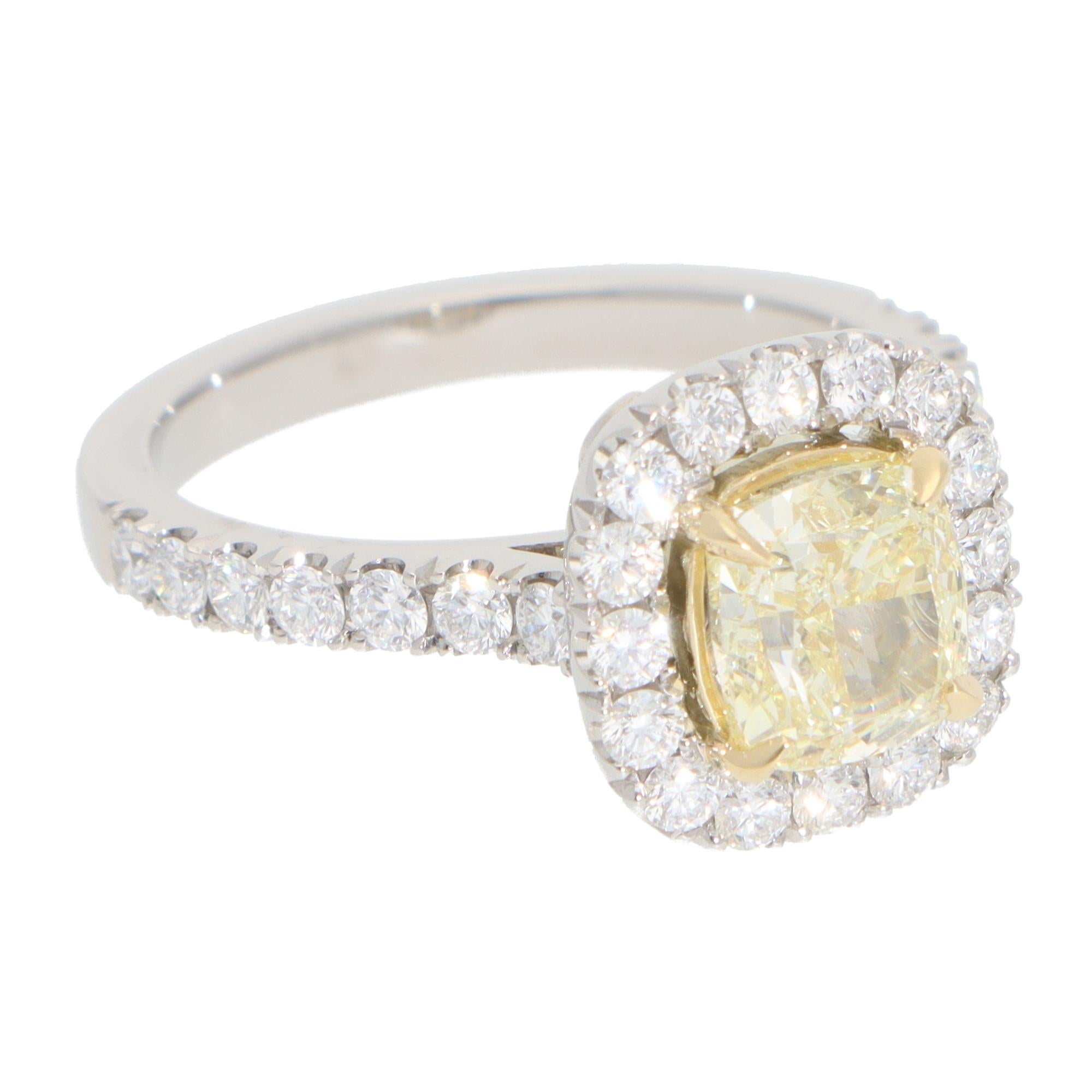 Un bellissimo anello a grappolo con diamanti gialli fantasia in platino e oro giallo 18 carati.

L'anello è impreziosito da uno scintillante diamante giallo con taglio a cuscino. Questo diamante è incastonato con griffe in oro giallo in una