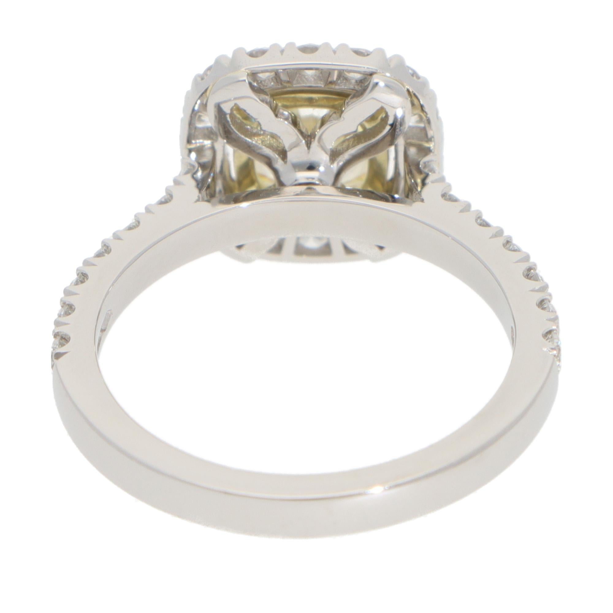 Taglio cuscino Anello contemporaneo a grappolo con diamanti gialli da 1,54 carati certificati GIA in vendita