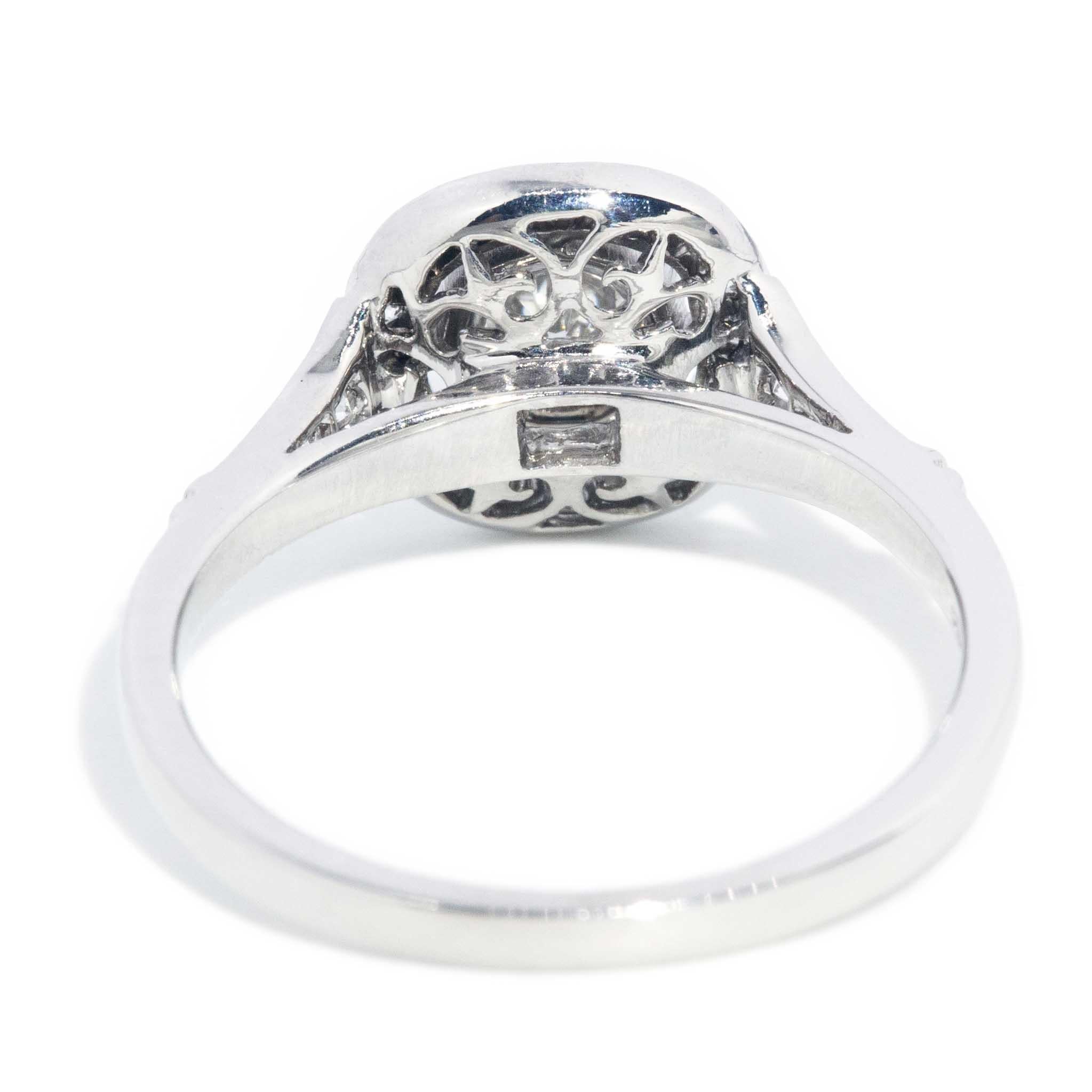 Contemporary GIA Certified Brilliant Diamond Halo Platinum Ring im Angebot 4