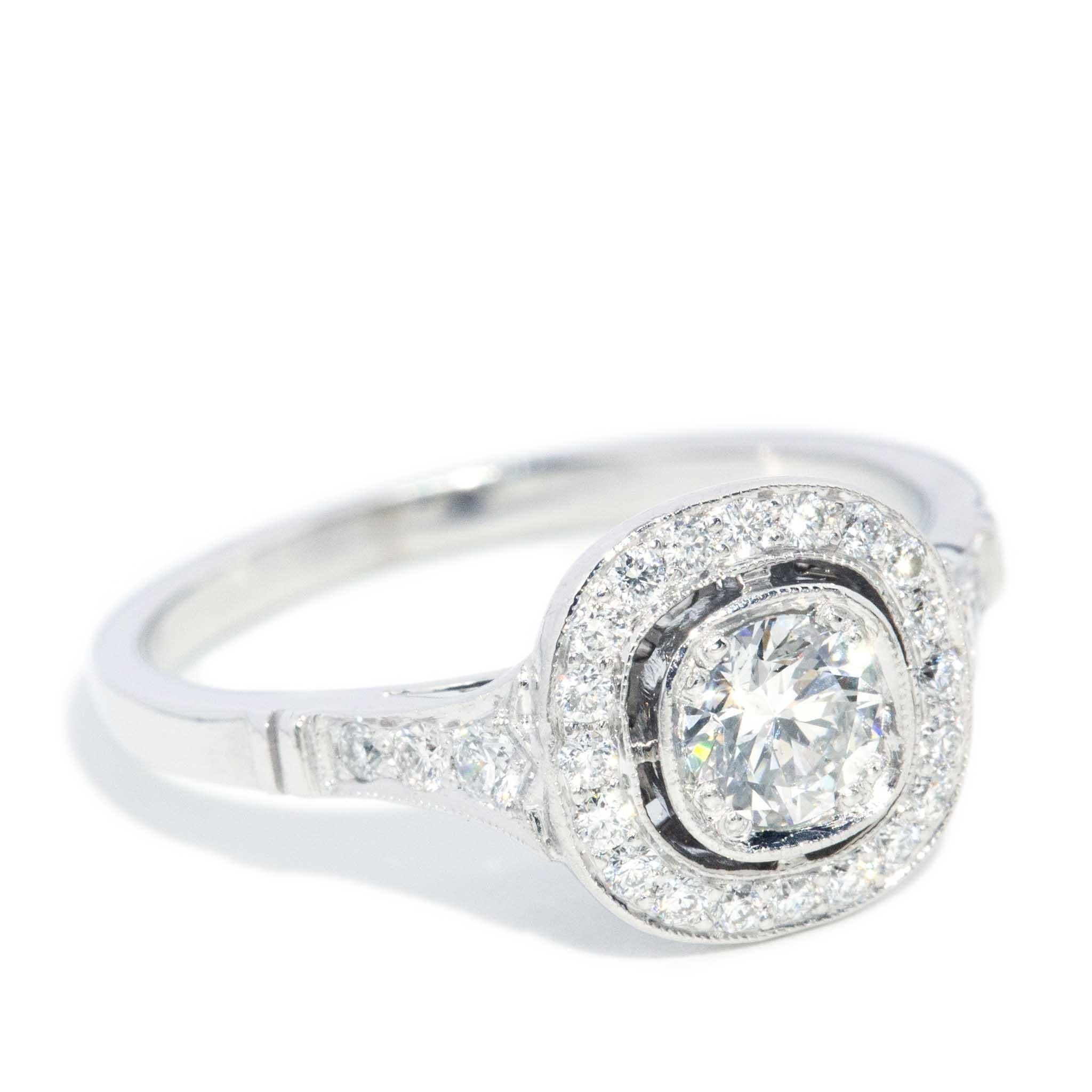 Contemporary GIA Certified Brilliant Diamond Halo Platinum Ring (Zeitgenössisch) im Angebot