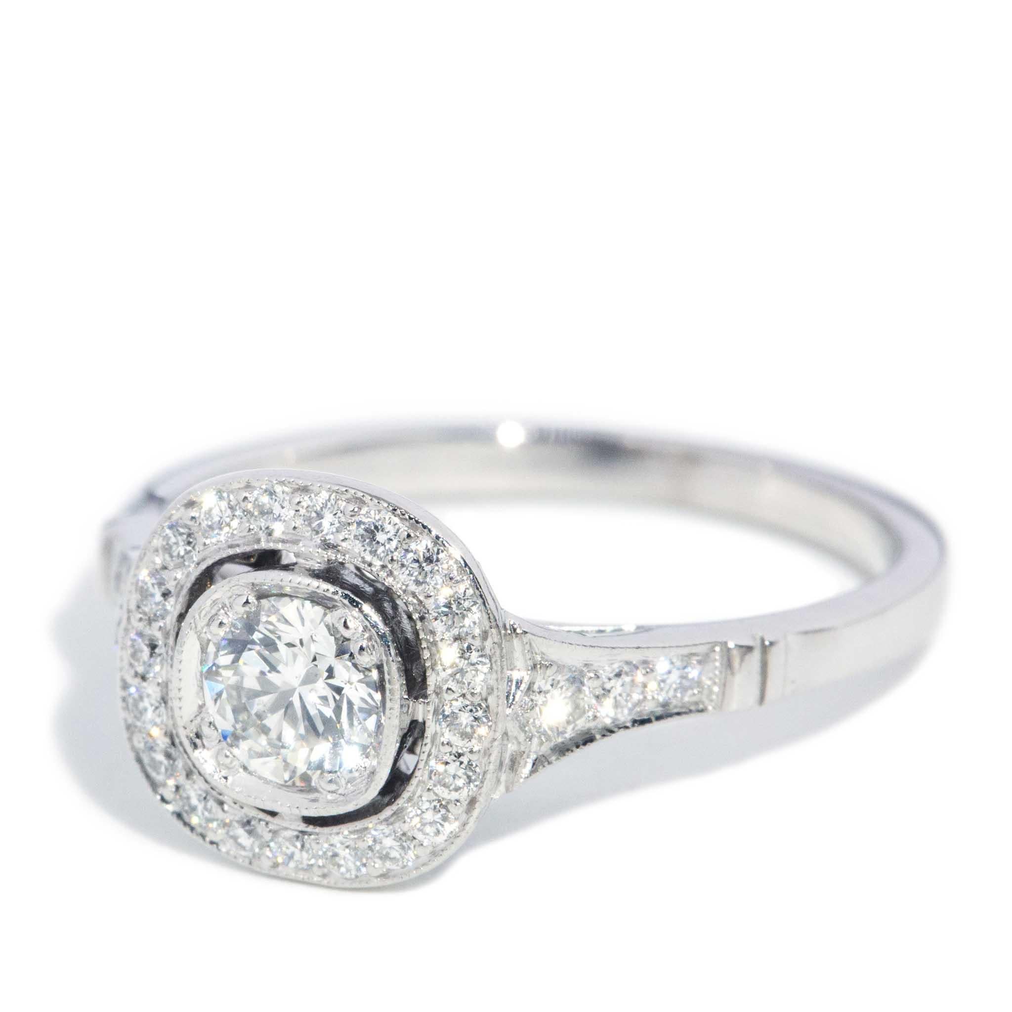 Contemporary GIA Certified Brilliant Diamond Halo Platinum Ring im Zustand „Gut“ im Angebot in Hamilton, AU