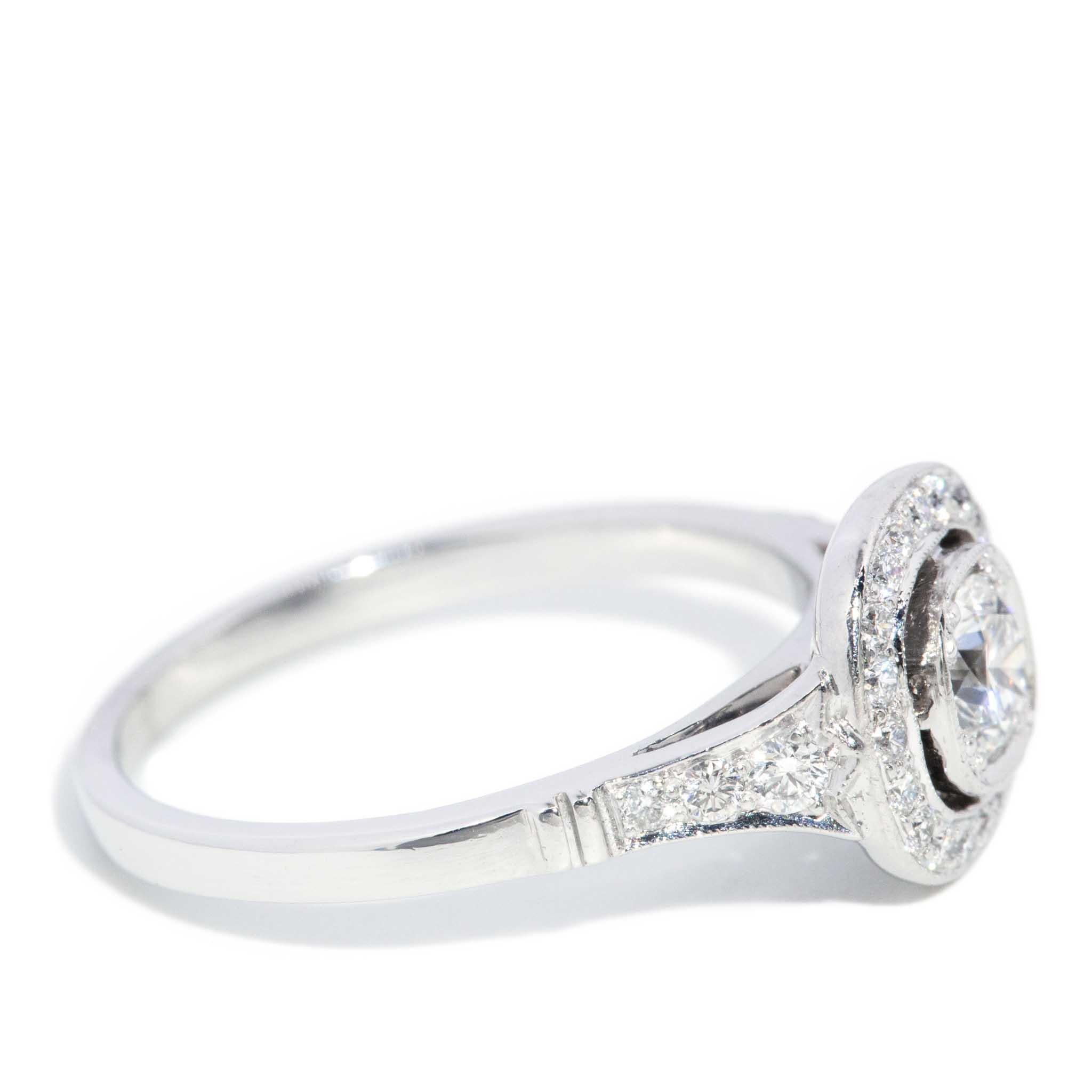 Contemporary GIA Certified Brilliant Diamond Halo Platinum Ring im Angebot 2
