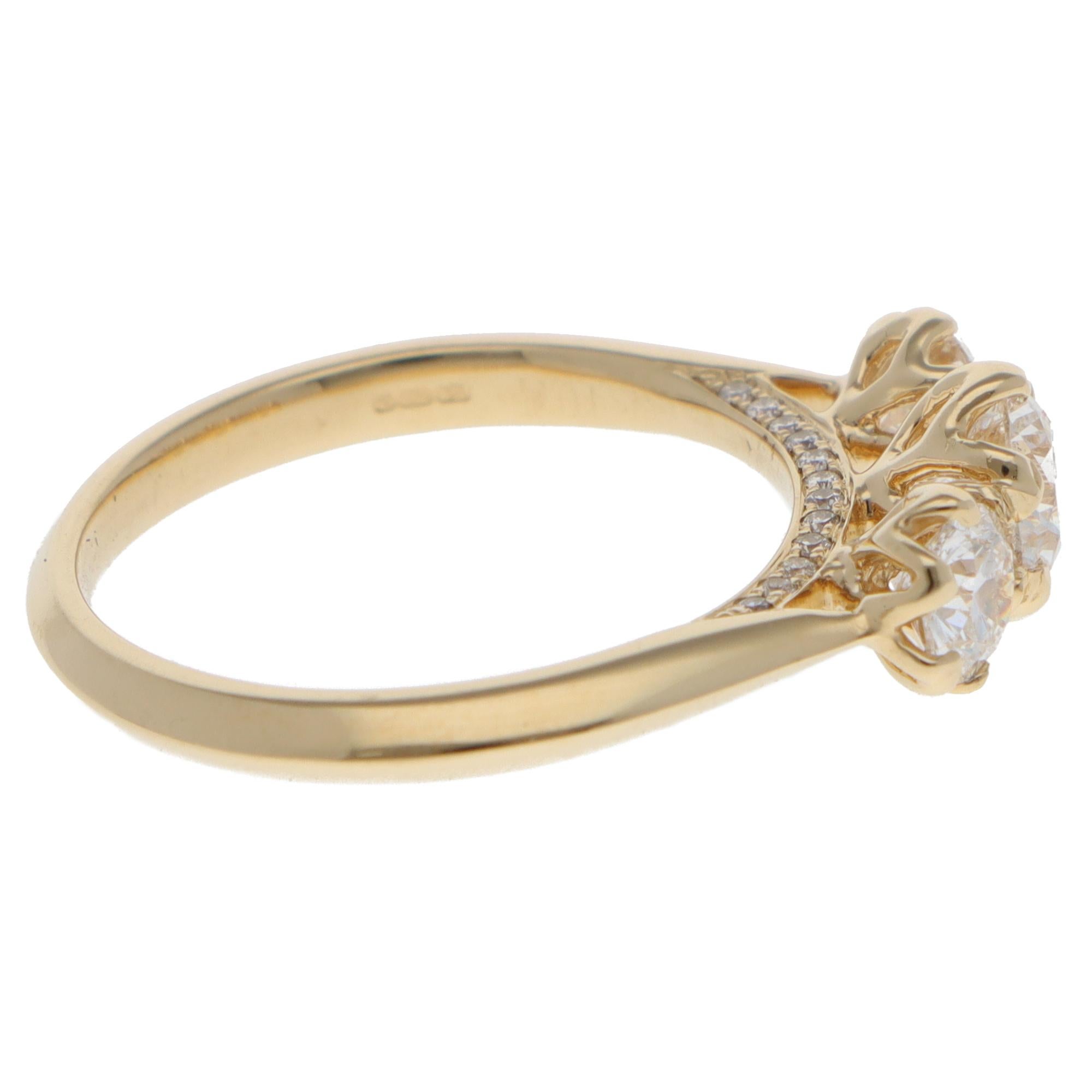 Moderno Anello contemporaneo con tre pietre di diamanti certificati GIA in oro giallo in vendita