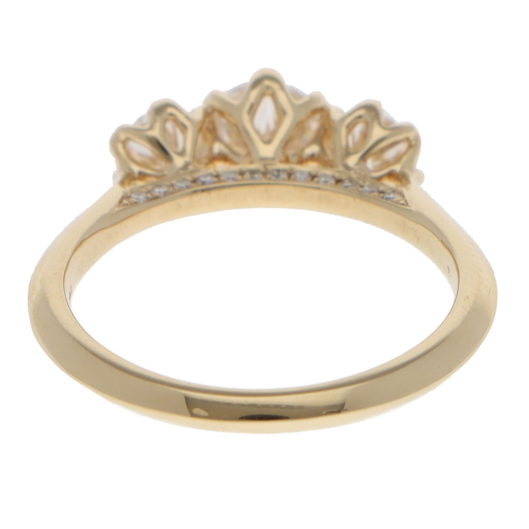 Taglio brillante Anello contemporaneo con tre pietre di diamanti certificati GIA in oro giallo in vendita
