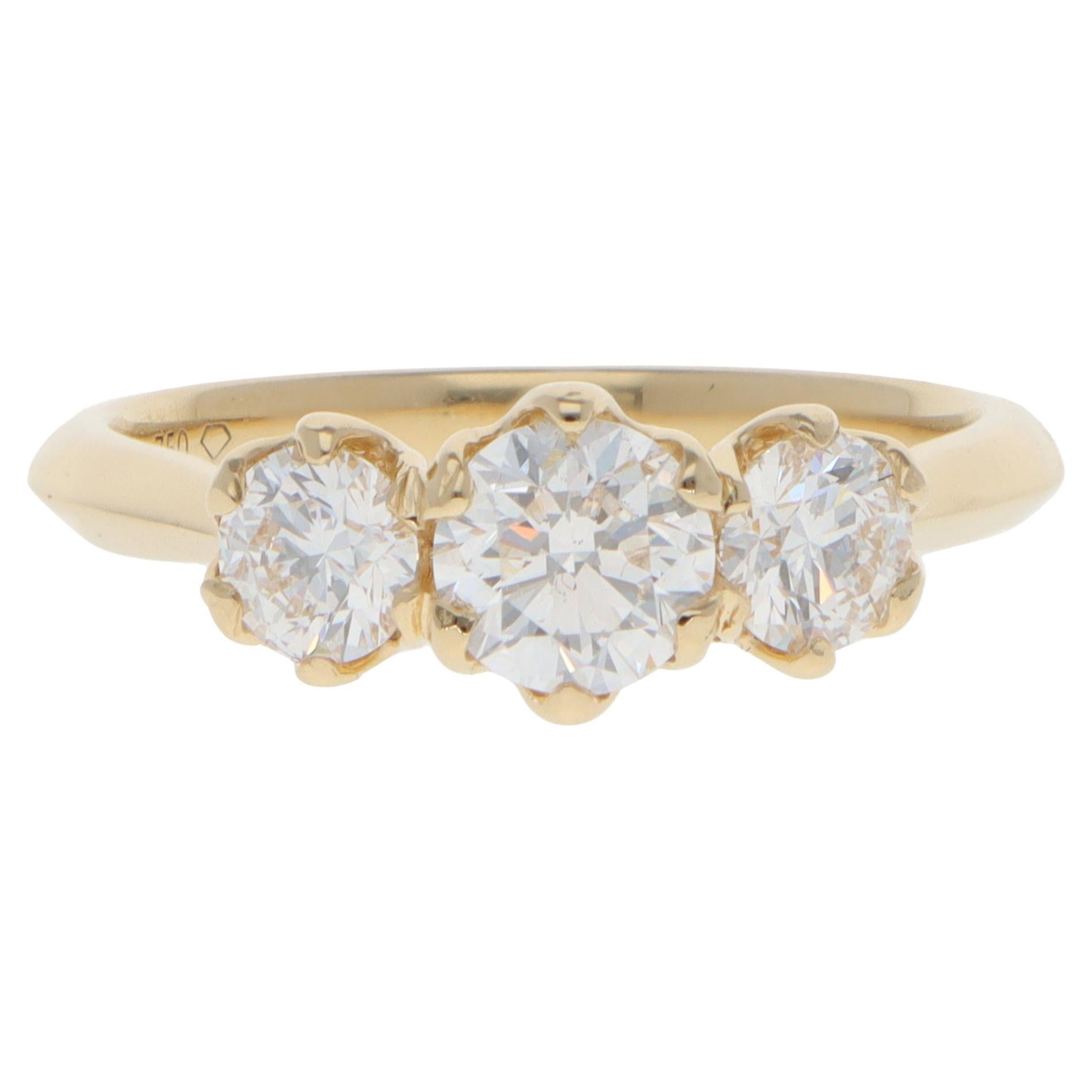 Anillo Contemporáneo de Tres Piedras con Diamante Certificado GIA en Oro Amarillo