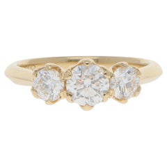 Anillo Contemporáneo de Tres Piedras con Diamante Certificado GIA en Oro Amarillo