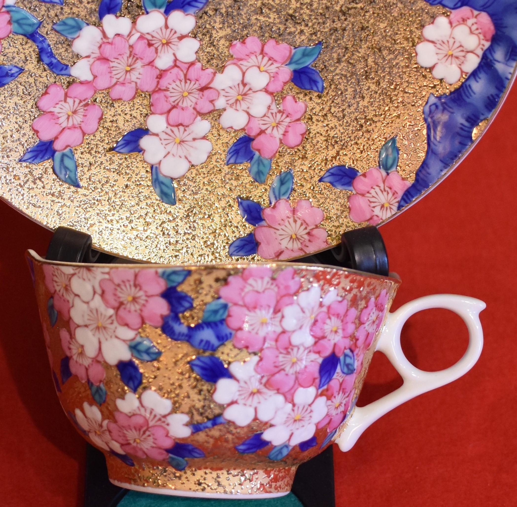 Japanese Contemporary Gilded Blue Pink Porcelain Cup and Saucer by Master Artist In New Condition In Takarazuka, JP