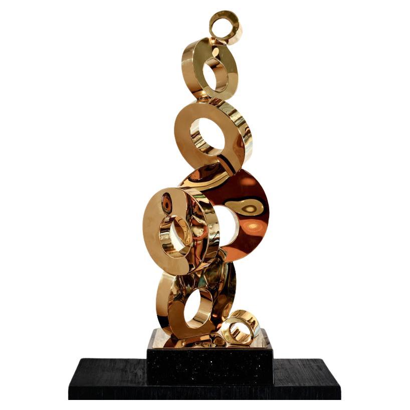 Sculpture contemporaine en métal doré, 20e siècle.