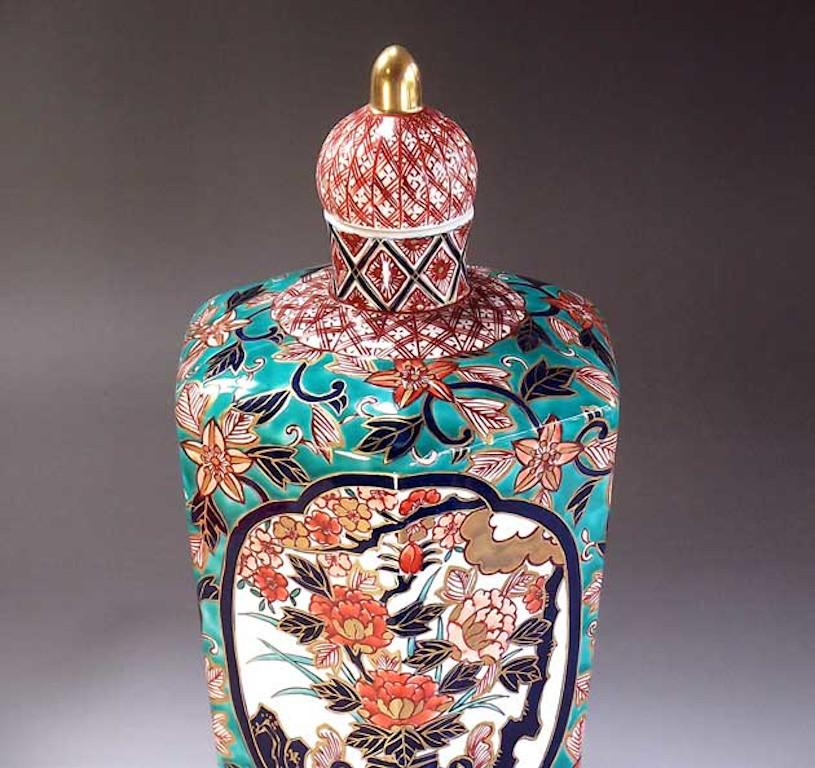 Zeitgenössische rot-grüne Porzellanvase von japanischem Meisterkünstler (Handbemalt) im Angebot