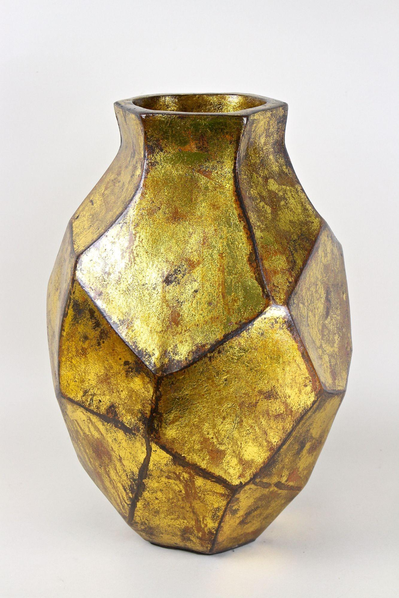 Jarrón contemporáneo de cerámica dorada con un extraordinario toque orgánico moderno. Este jarrón dorado de diseño excepcional impresiona con muchos campos asimétricos de diferentes tamaños que construyen un patrón muy singular y confieren a este