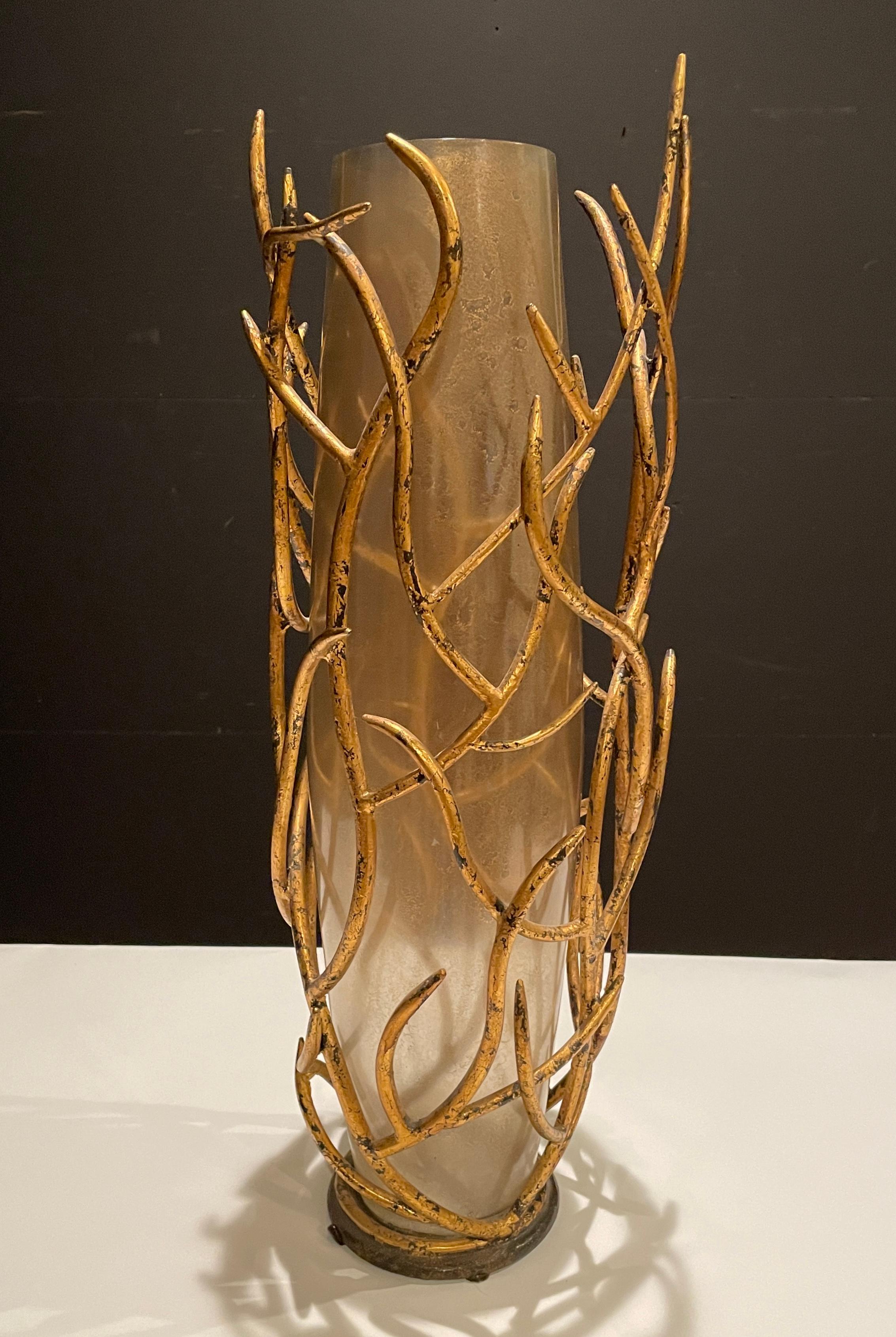 italien Vase contemporain en fer doré et verre d'art en vente